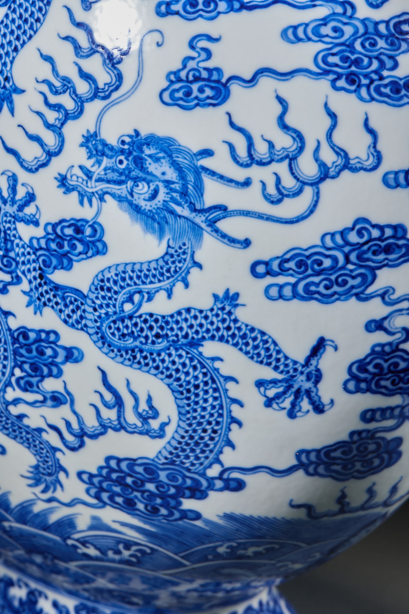 Blue and White Moonflask with Dragon Patterns - 8