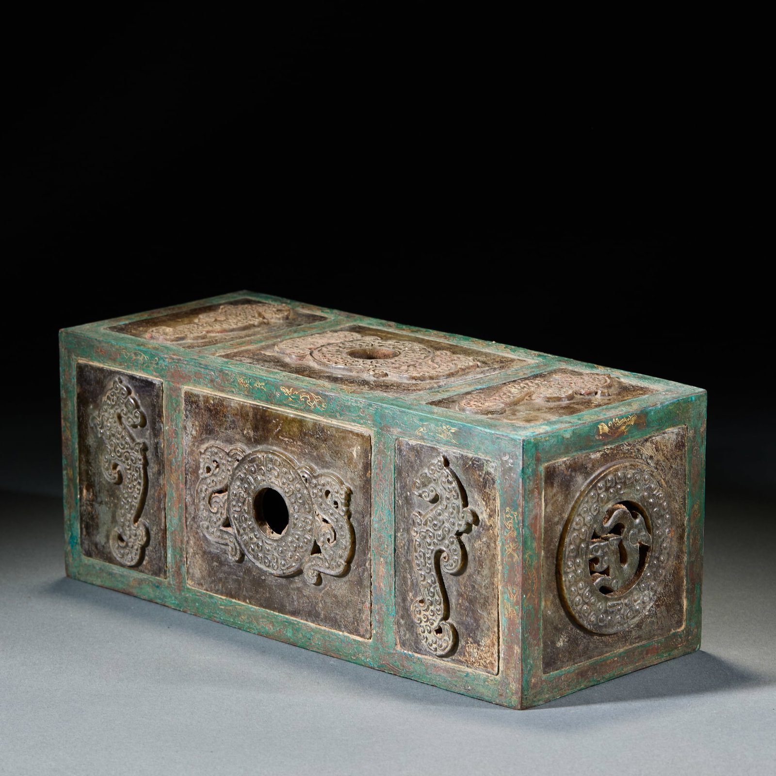 Warring StatesHan Jade Pillow with Gold & Silver Inlay and High Ancient Jade Embellishments: Warring StatesHan Jade Pillow with Gold & Silver Inlay and High Ancient Jade EmbellishmentsH 10.5 cm, L 26 cm, W 10.5 cm