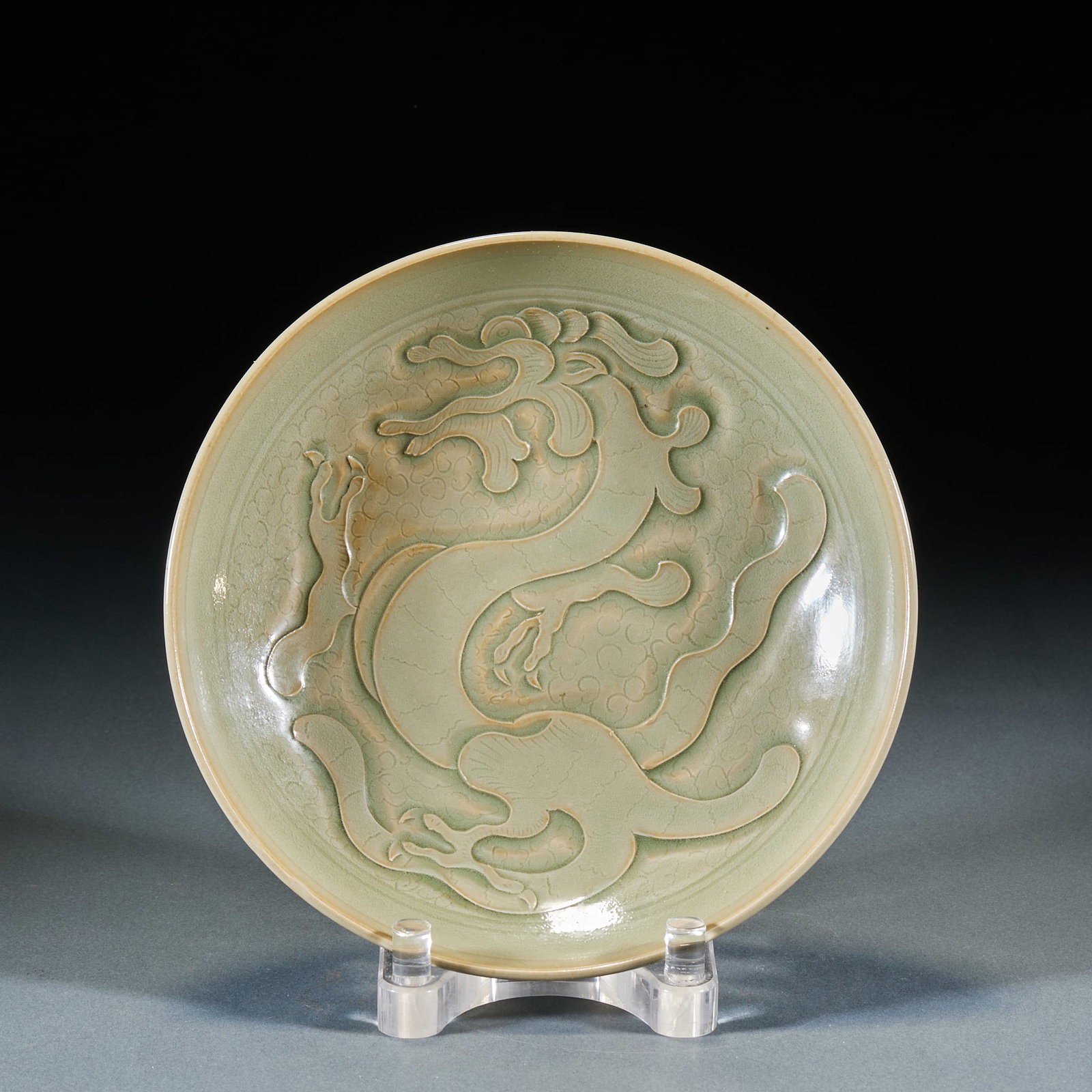 Yue Kiln Plate with Dragon Patterns: Yue Kiln Plate with Dragon PatternsH 5 cm, Diam. 20 cm