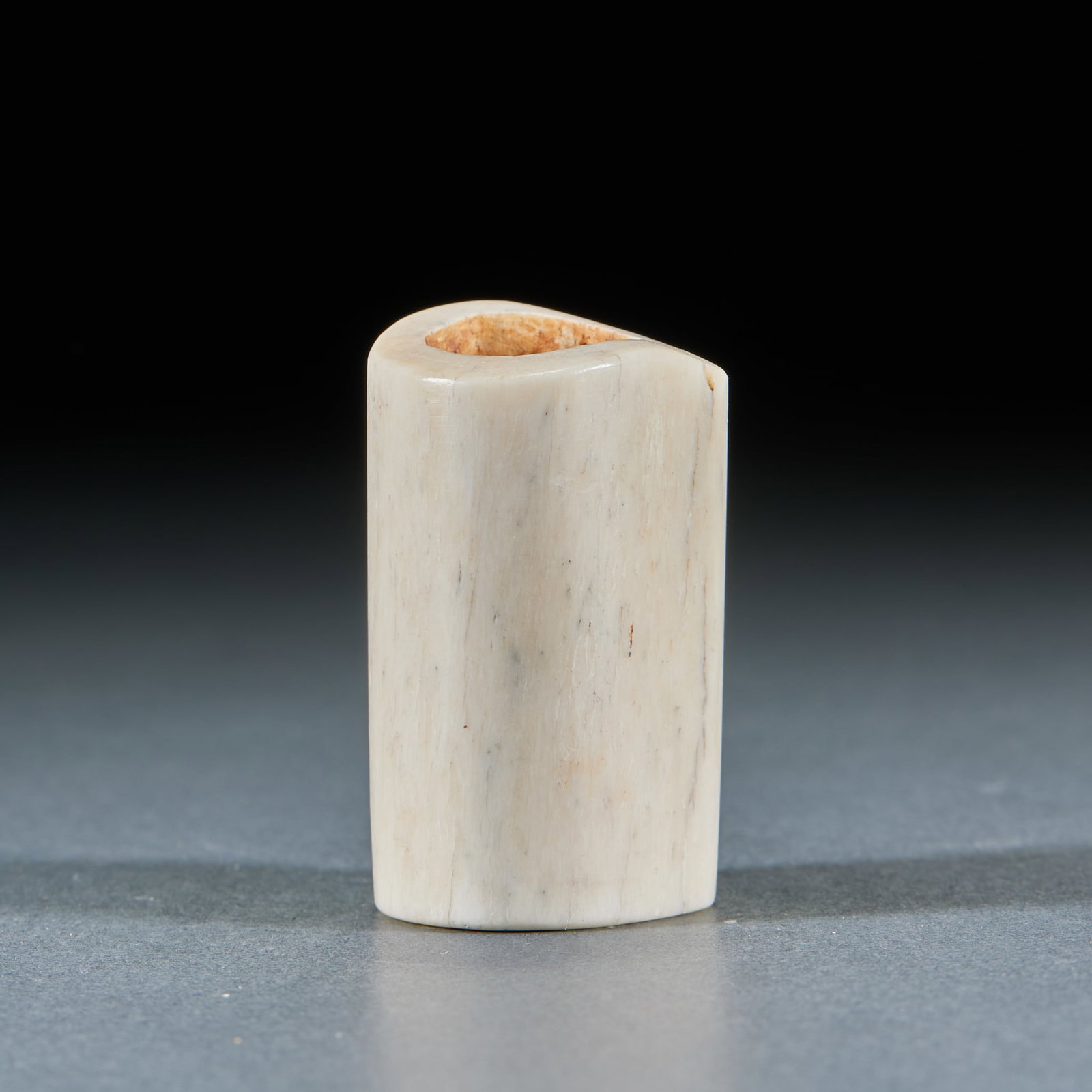 One Piece of Buddha Relic Bone: One Piece of Buddha Relic BoneH 4.2 cm, Diam. 2.5 cm