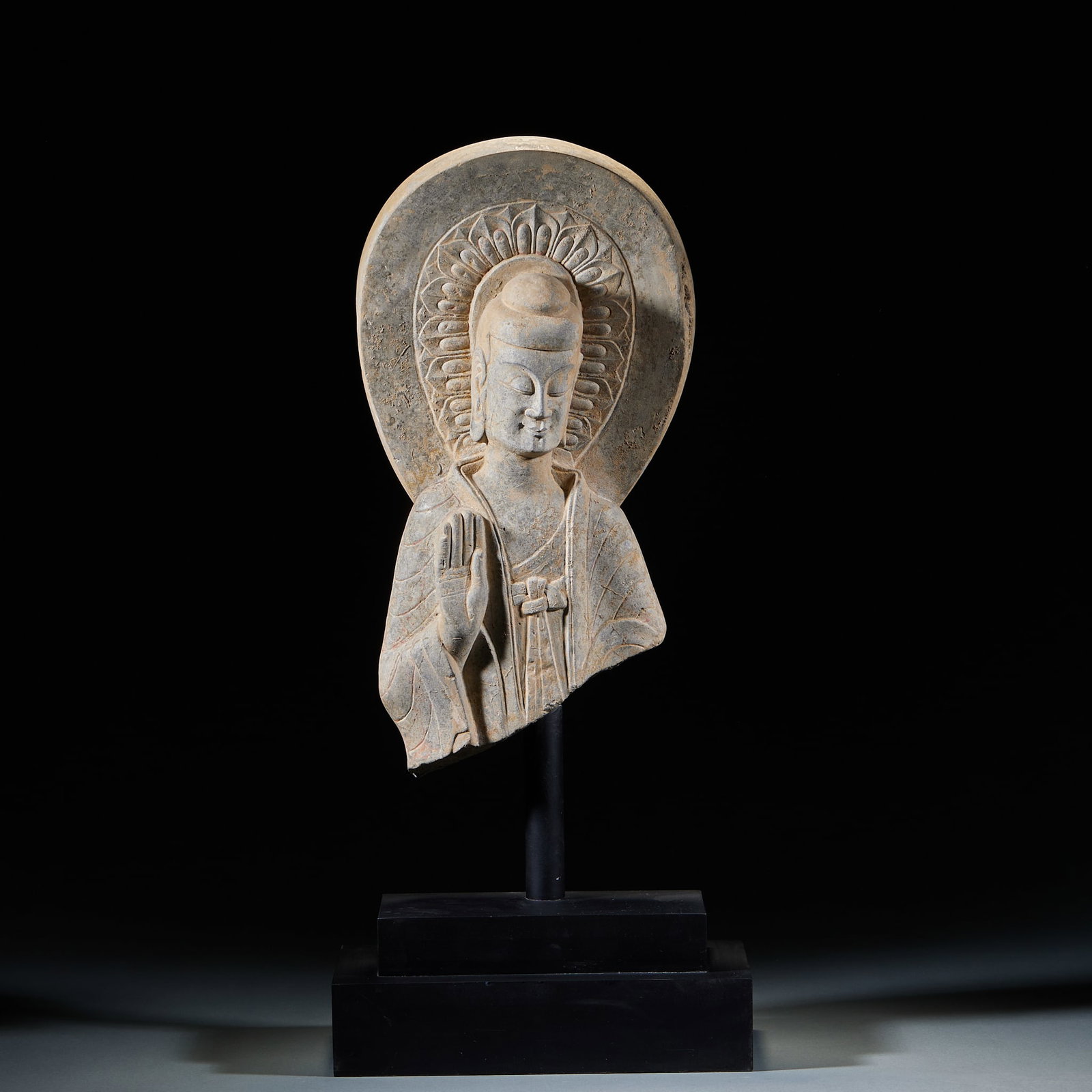 Bluestone Buddha Head with Mandorla Backlight: Bluestone Buddha Head with Mandorla BacklightH 44 cm, L 23 cm