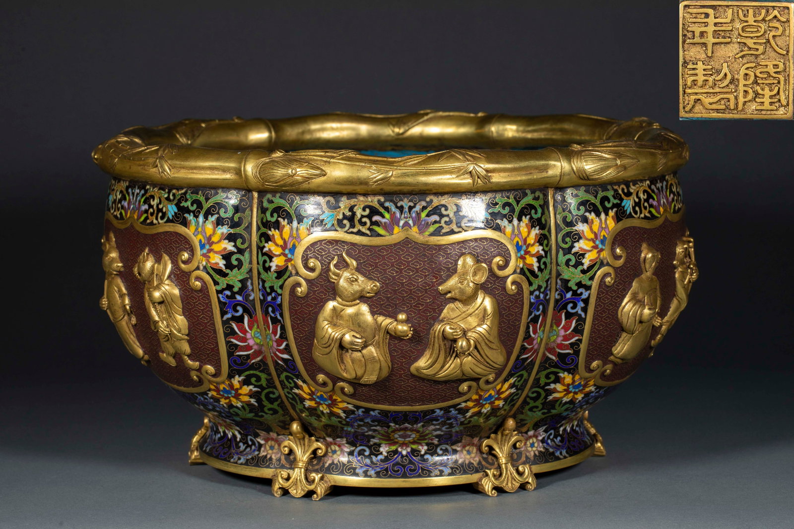 In Qing Dynasty, Qianlong Cloisonneenamel Zodiac cornucopia.: The copper tire is thick and thick, and the mouth edge is made into a gilded bamboo shape. There are many lights on the body, and the high-relief gold-plated humanized statues of the twelve zodiac