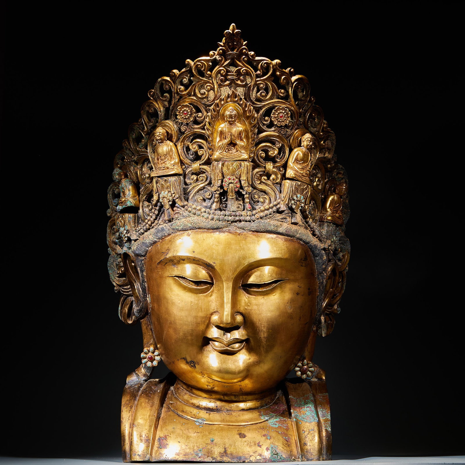 Before the Ming Dynasty, Guanyin's head was bronzed and gilded.: The head of a large-sized bodhisattva with bronze gilding, the crown of the treasure is carved in a complicated hollow way, and the crown is carved with many buddhas and inlaid with precious stones.