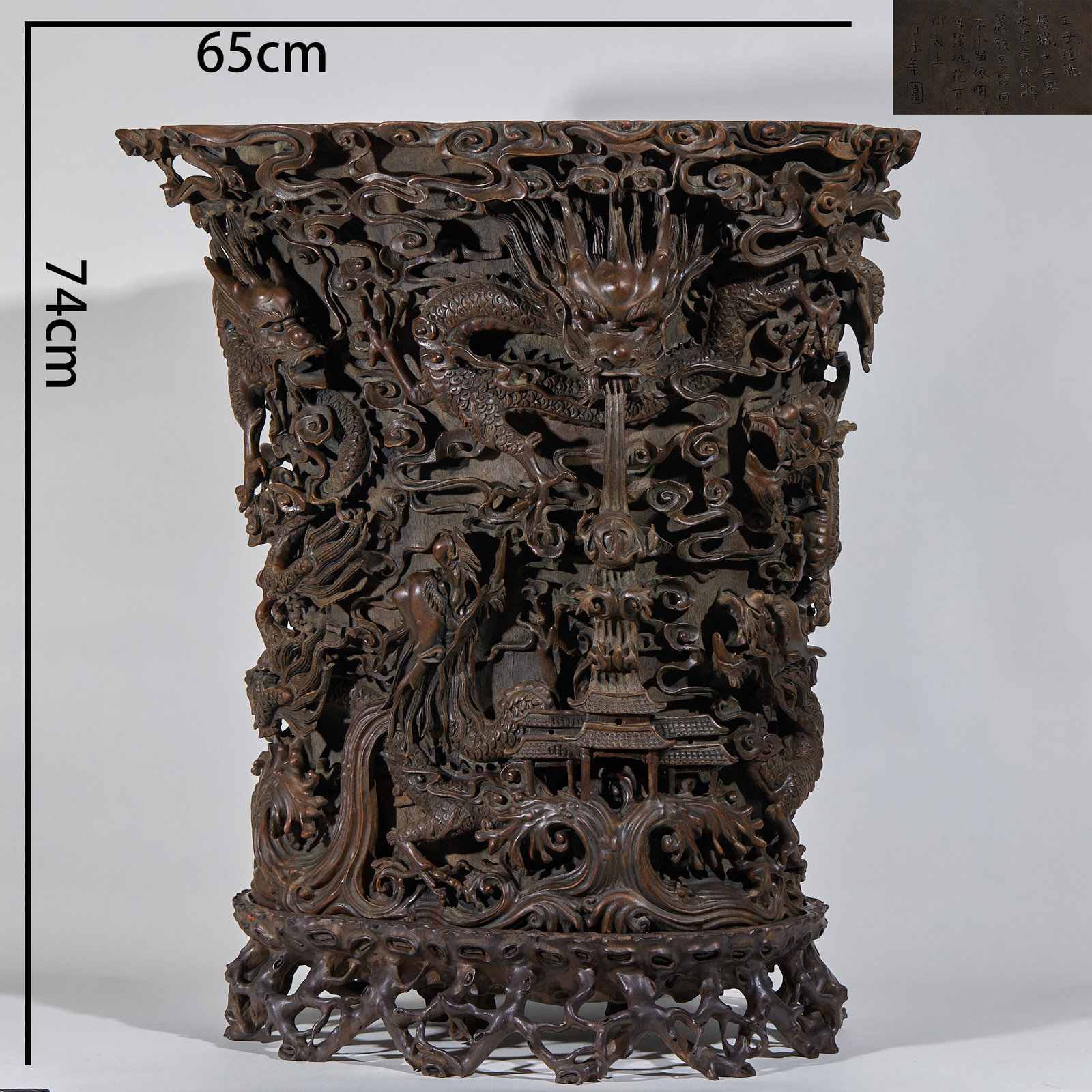 Agarwood high relief dragon picture cylinder: The whole piece of big material is deeply carved and carved, and the whole body is churning with dragons, and Xiangyun waves and pavilions are interspersed among them, with overlapping levels. The
