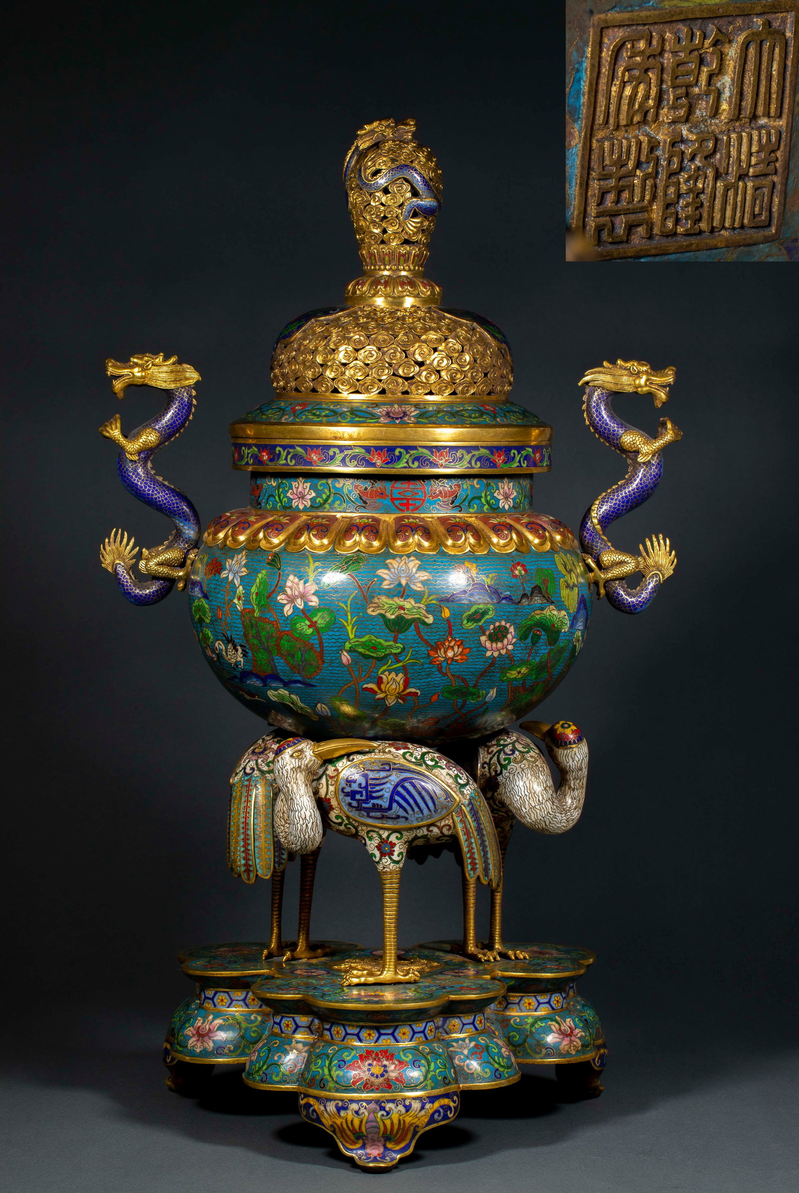 Ganlong Annual Cloisonneenamel Sanhezu Hua Niaowen Aromatherapy Furnace: With the "Qing Dynasty Qianlong Year System". The furnace body is covered with silk enamel to paint the lotus scenery in the lotus pond, with dragon-shaped ears painted with gold and blue glaze on