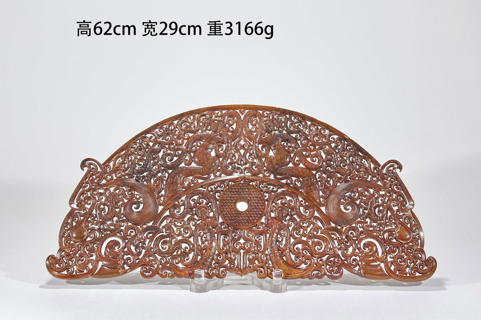 Jade jade in the story of characters before Ming Dynasty: Half-moon-shaped jade ornaments are carved through the whole body, with jade in the middle, dragons, phoenixes and dragons wrapped around the whole body, and cirrus patterns are all over the whole