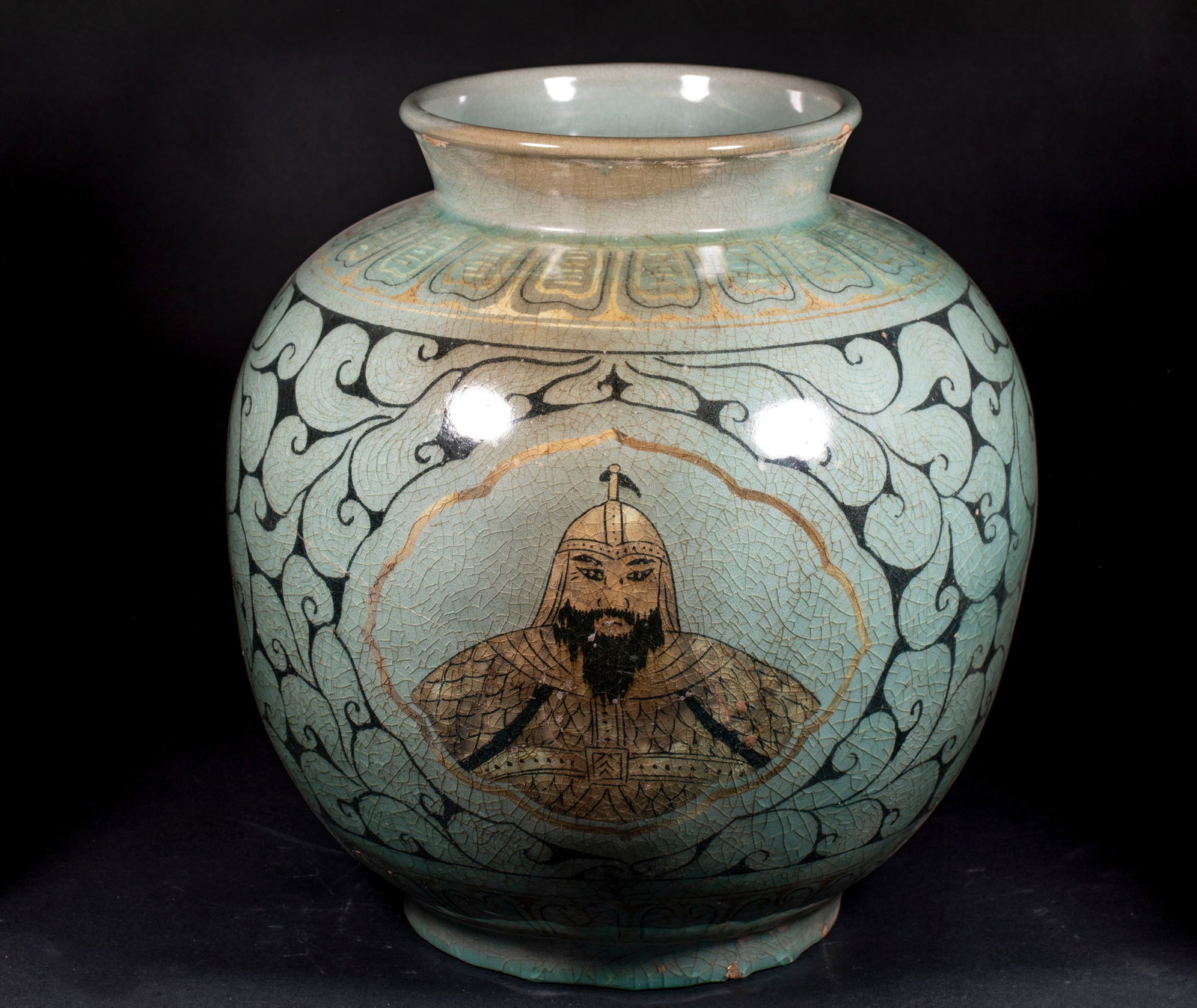 Koryo celadon general jar: The green glaze opens a large pot of porcelain, and the glaze is covered with pieces. The body of the weapon is painted with gold and colored to depict the portrait of an ancient armored military comm