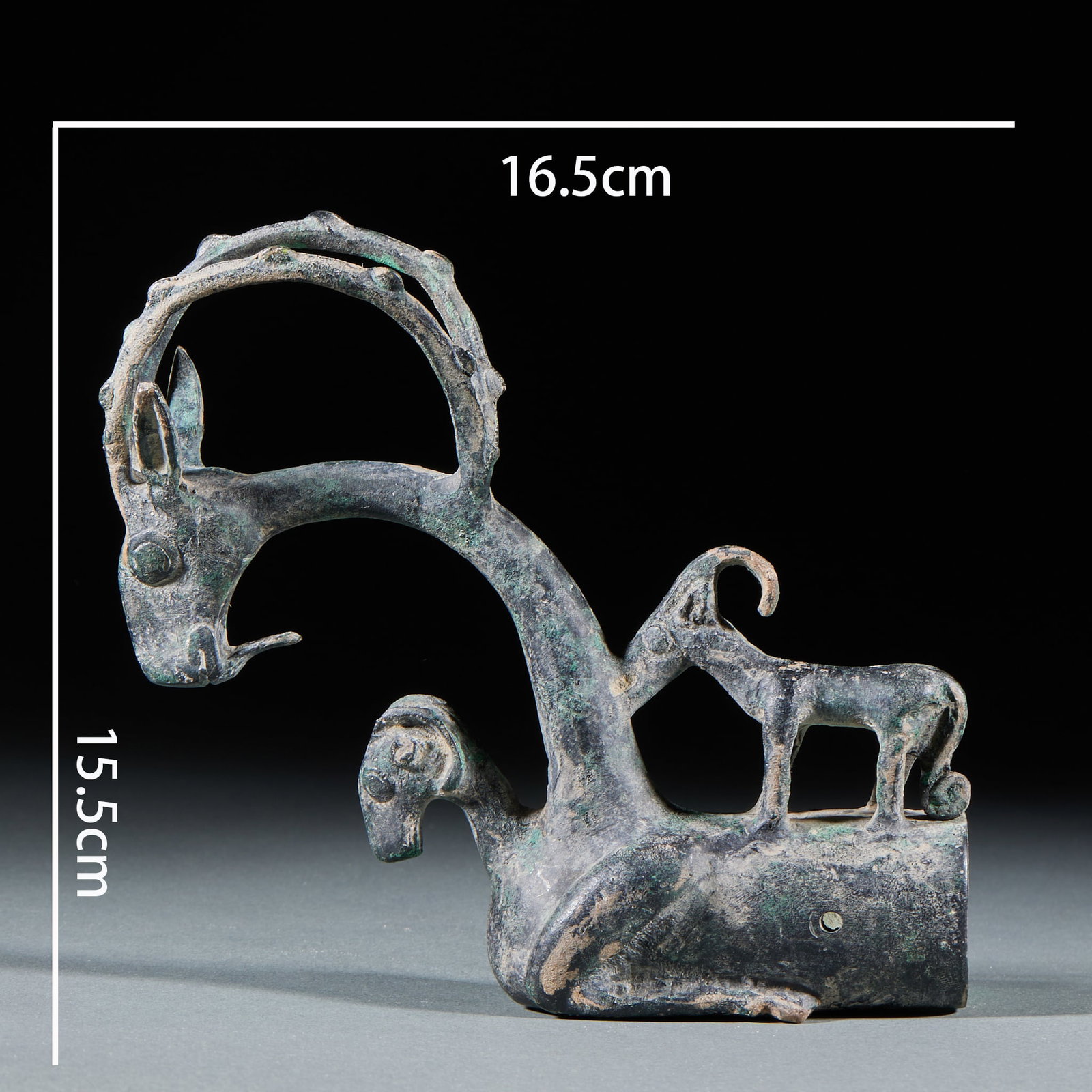 Qianlong year-old meat and stone ornaments: Pork belly and strange stone, the natural texture of the stone resembles pork, and the layered skin texture is realistic. It is equipped with a large base carved with carved gold and carved flowers,