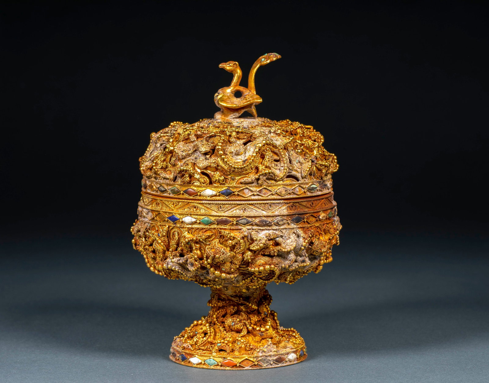 Clear-fried bead-fried dragon and phoenix-headed incense burner: Gold and silver filament winding technology, with double phoenix as the button. The box body is full of tired silk hollowed-out dragon patterns, inlaid with various gems. It is divided into three