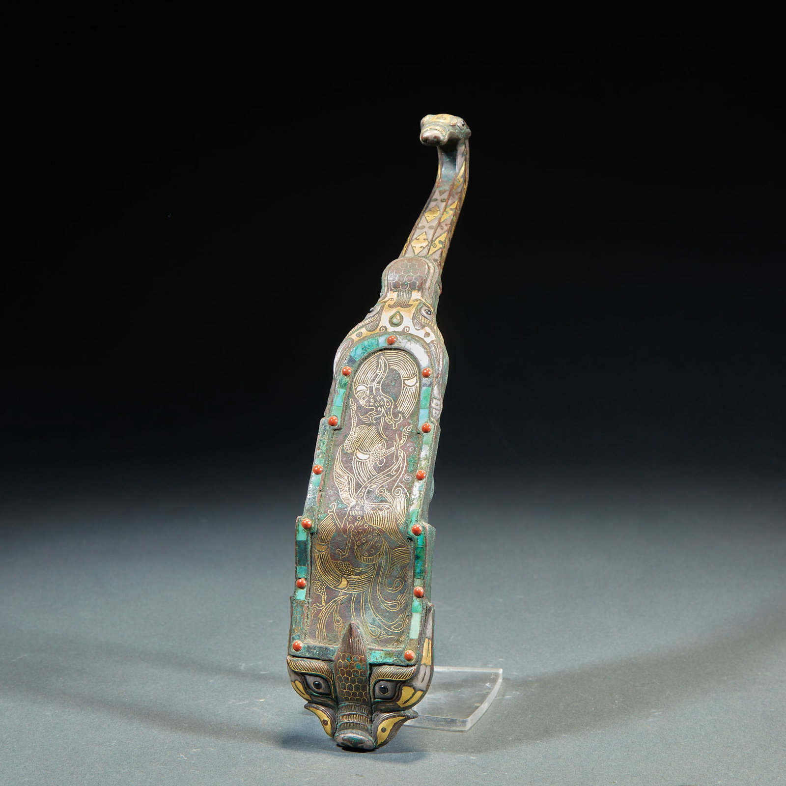 Wrong gold, silver and Swiss beast with hook on its head: Bronze texture, the hook head is shaped like a dragon head, and the hook body is finished with the animal head. The body is made of gold and silver, the hook surface is engraved with figures, and the