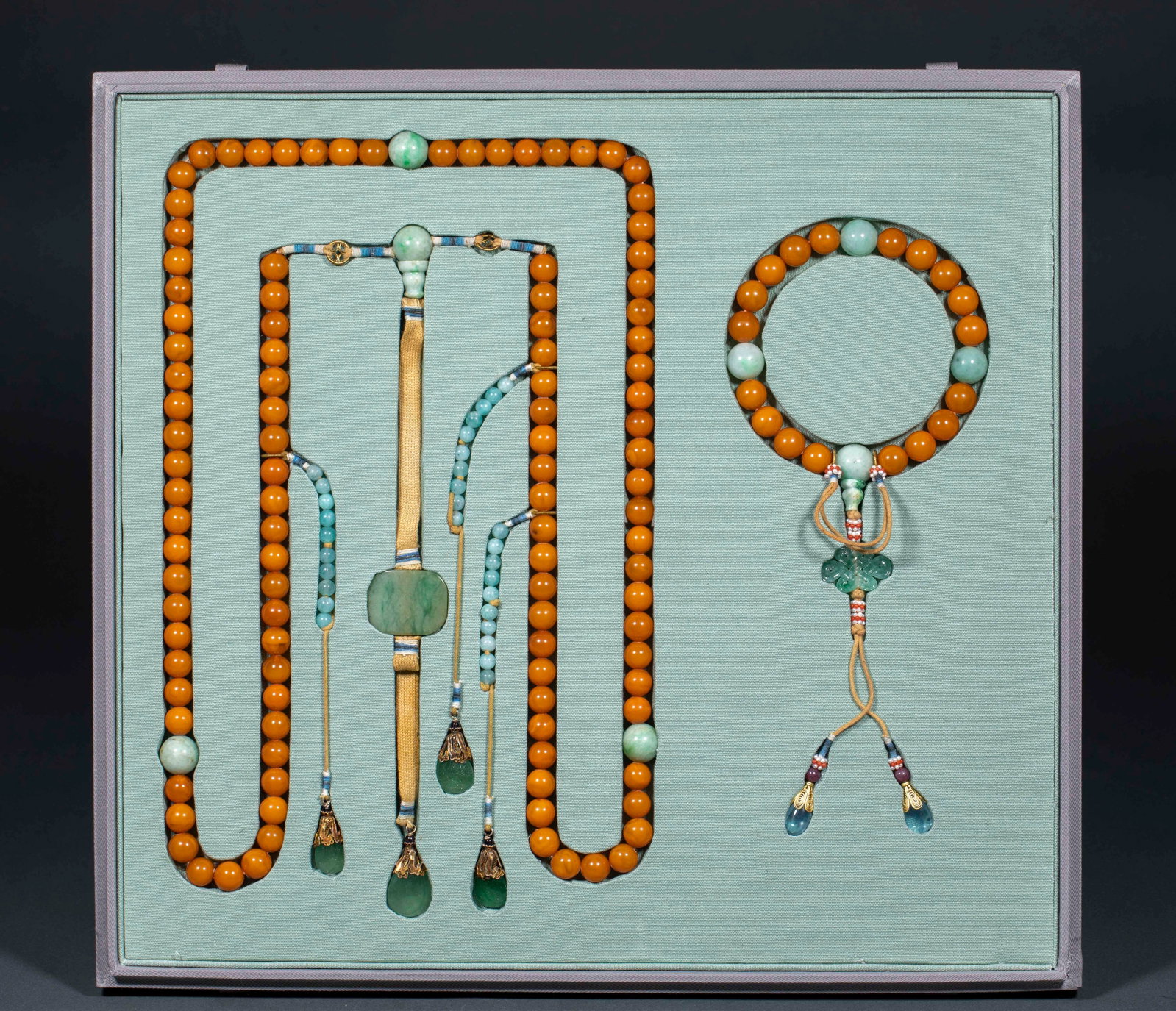 Beeswax jade with beads and beads.: The whole set contains 108 beeswax beads and beeswax bracelets, which are stored in the original brocade box. The pearl body is beeswax, with jade Buddha's head, dark clouds and falling horns, and