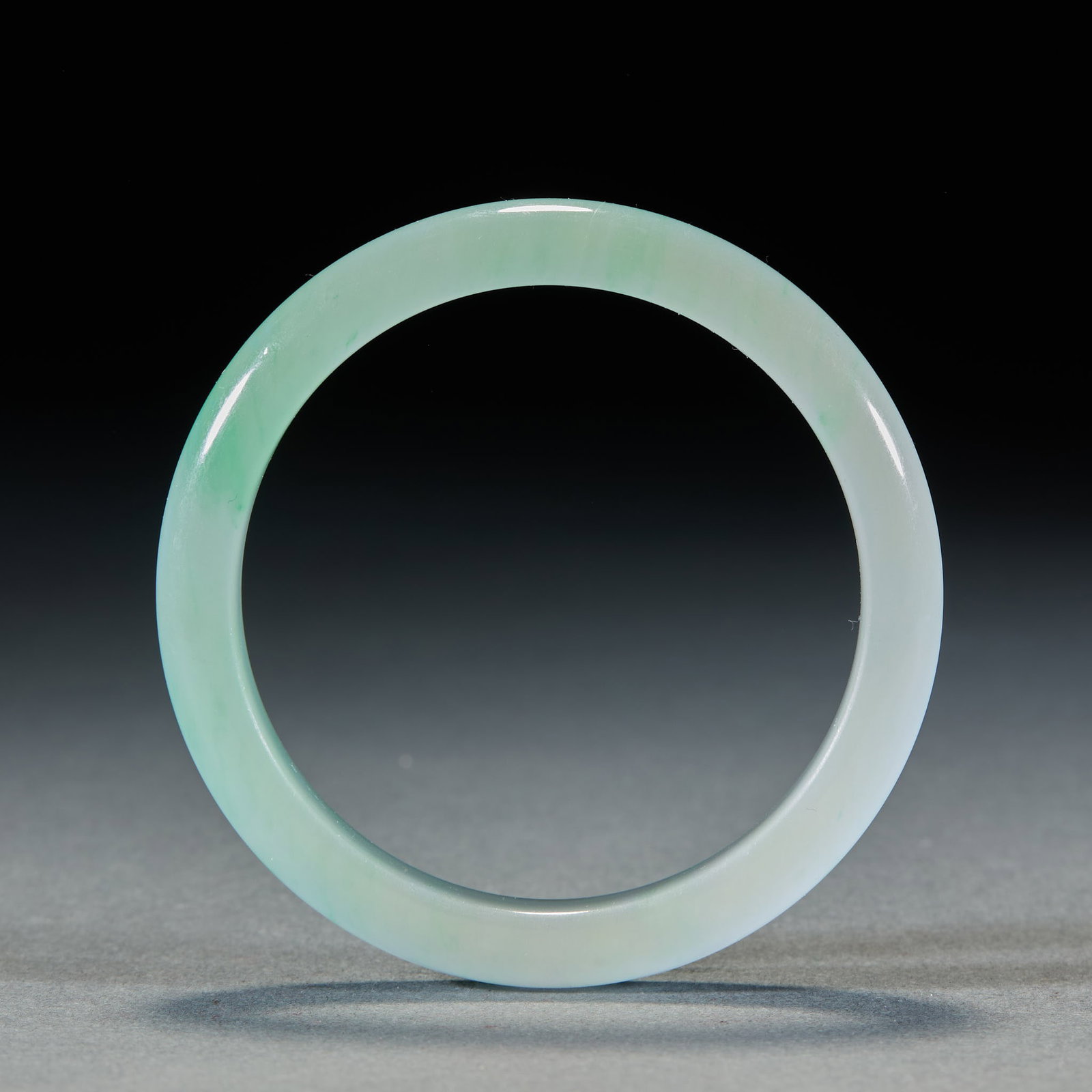 Emerald bracelet 1: Jade texture, round bracelet-shaped, transparent foundation, bright and moist texture, fresh green floating flowers all over the body, regular ring mouth, polished and round, and sufficient water