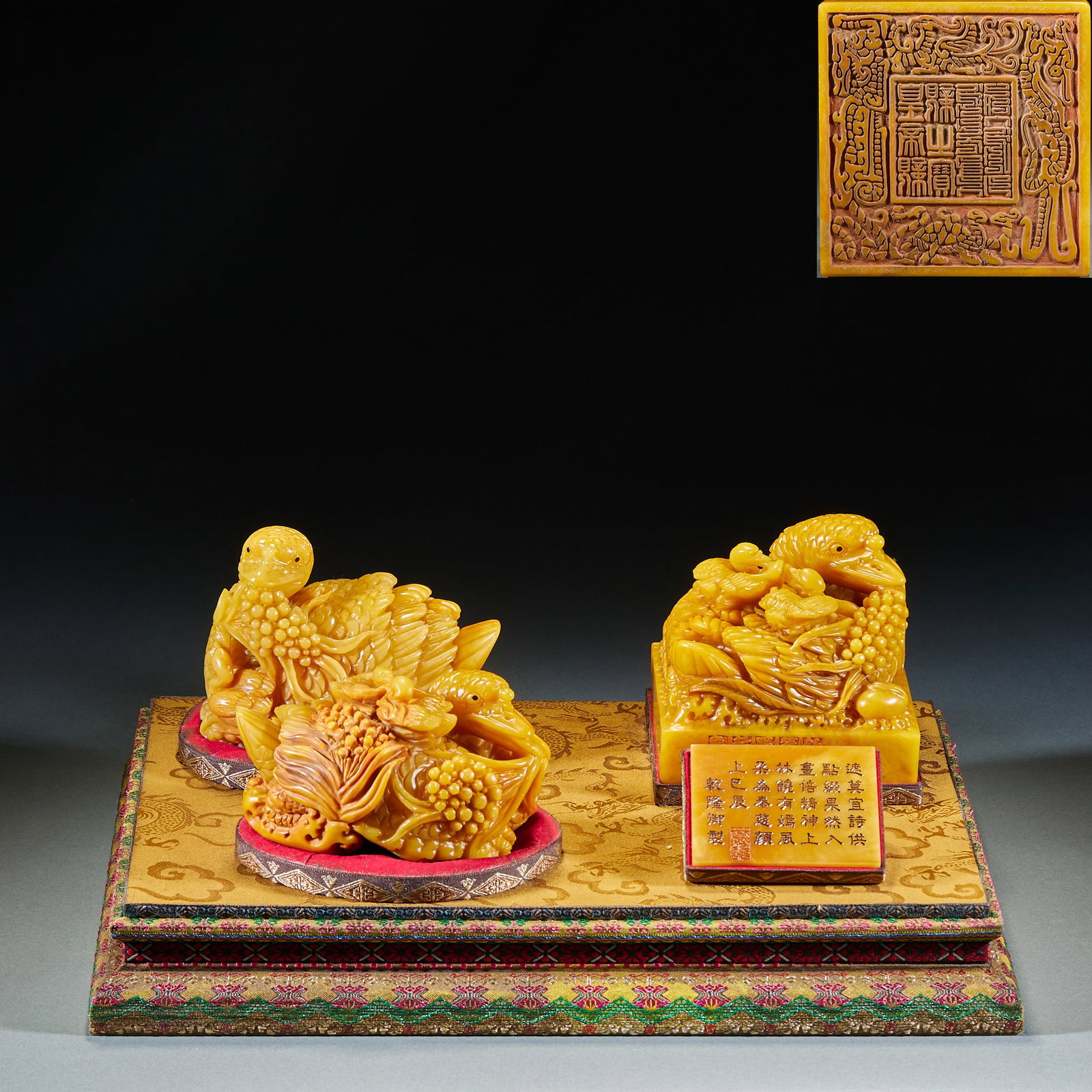 Tian Huang Shi zi mu e seal 1 zu: Tianhuang texture, complete sets of tripartite seals, with original brocade base. The two sides are square seals, and the buttons are carved with patterns of Yuanyang, Lianpeng and Jiahe, and the