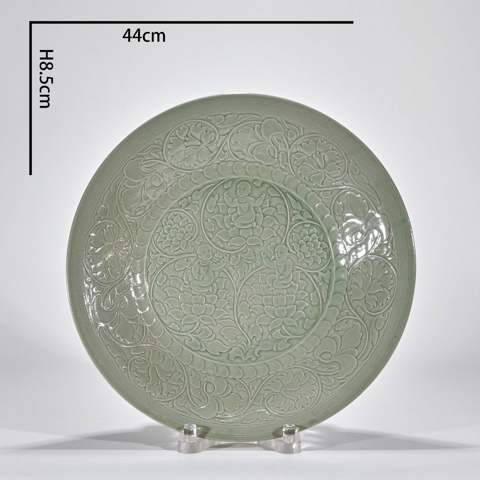 Yueyao flowers and plants baby play tray: Porcelain green glaze plate, diameter 44 cm, height 8.5 cm. In the center of the dish, three baby boys are carved. The boys are among the lotus flowers. The wall of the dish is full of carved