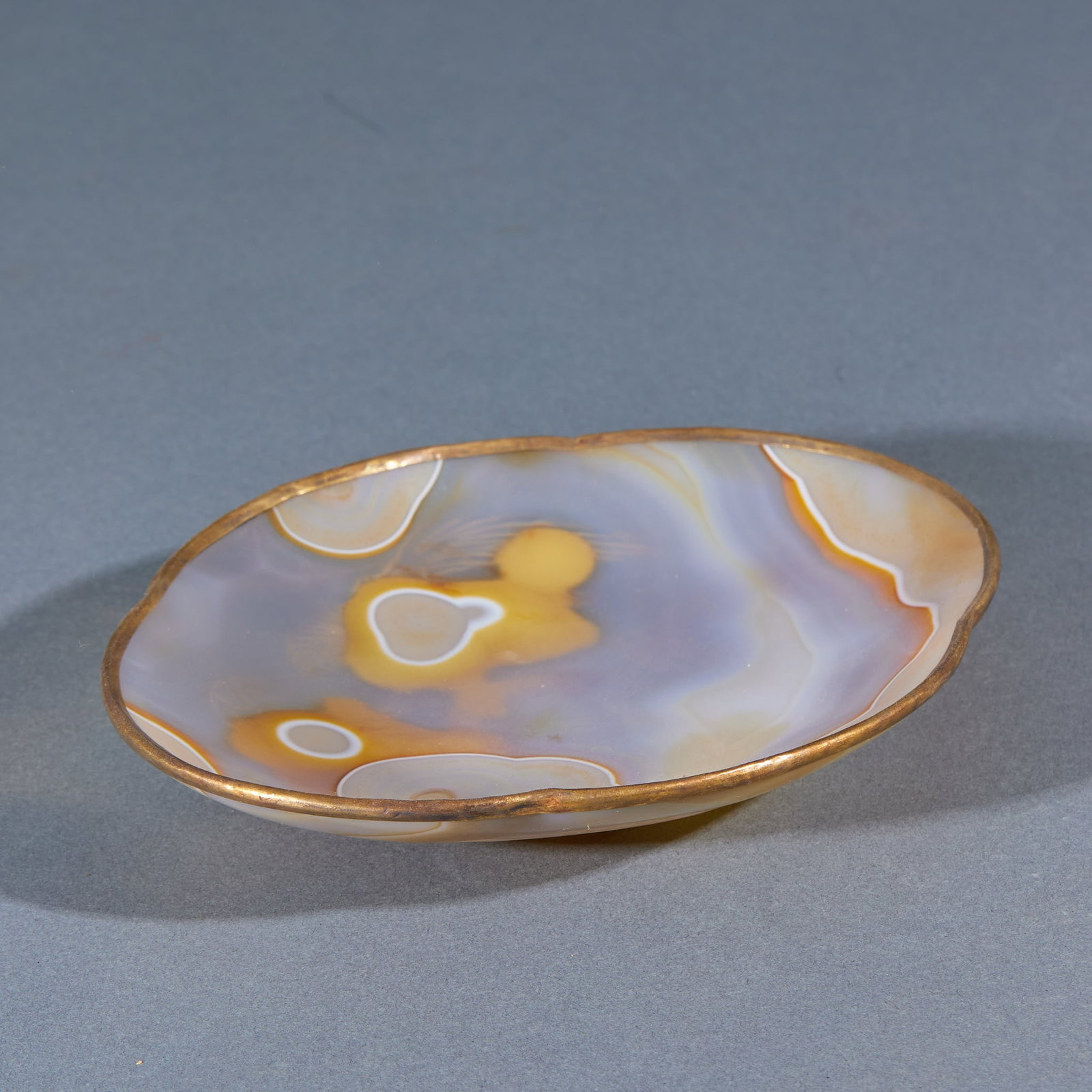 Agate flower-and-bird dish with a bag mouth: Natural agate is carved from the whole material, with a shallow dish-shaped flower mouth and a narrow gilded edge along the mouth. Agate has its own natural texture, the disk surface forms a natural