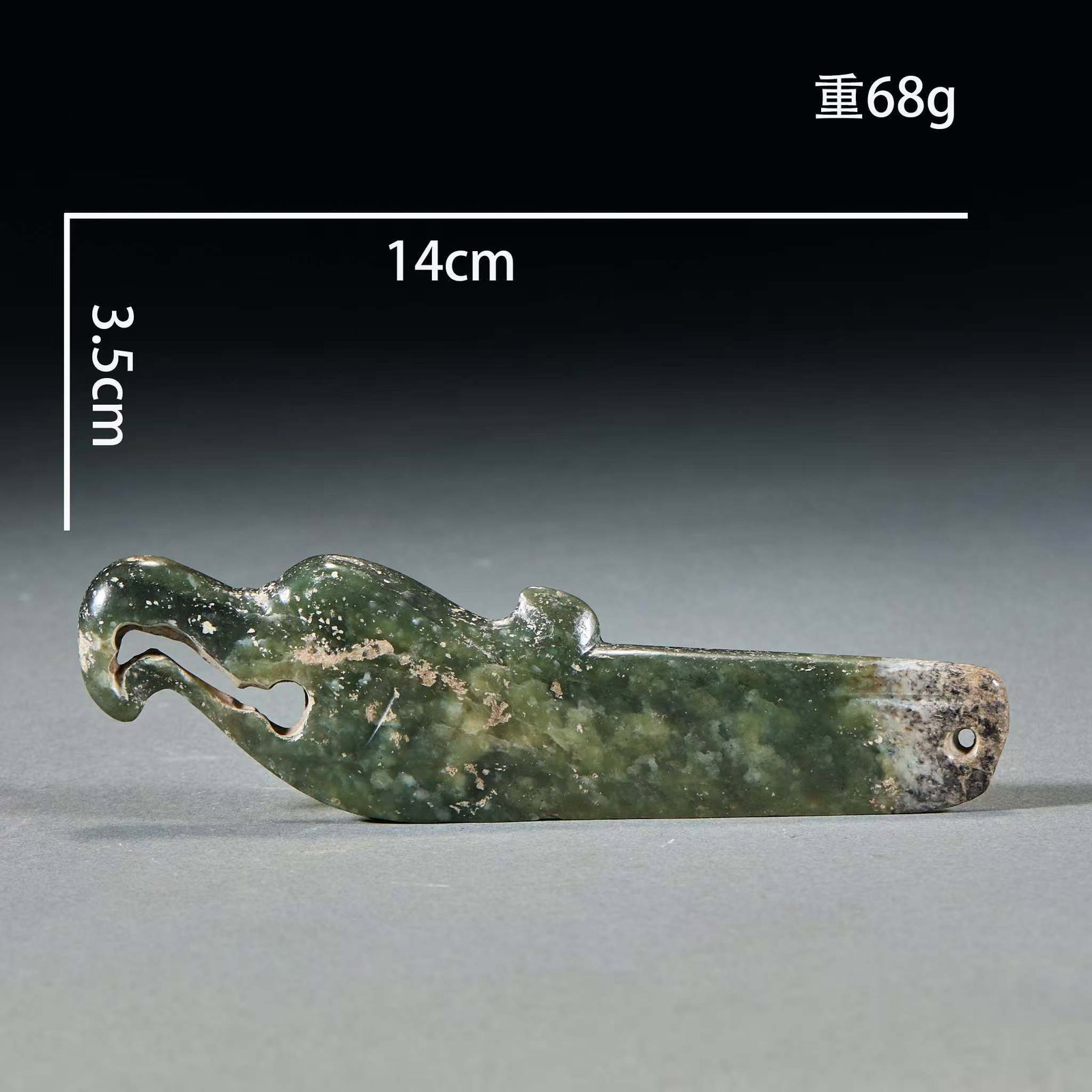 Hongshan Culture Eagle Shoudao: Sapphire is 14 cm long, 3.5 cm high and weighs 68 grams. The head of the vessel is carved with the shape of a phoenix bird, and the mouth is hollowed out. The body is long and flat, and the tail is