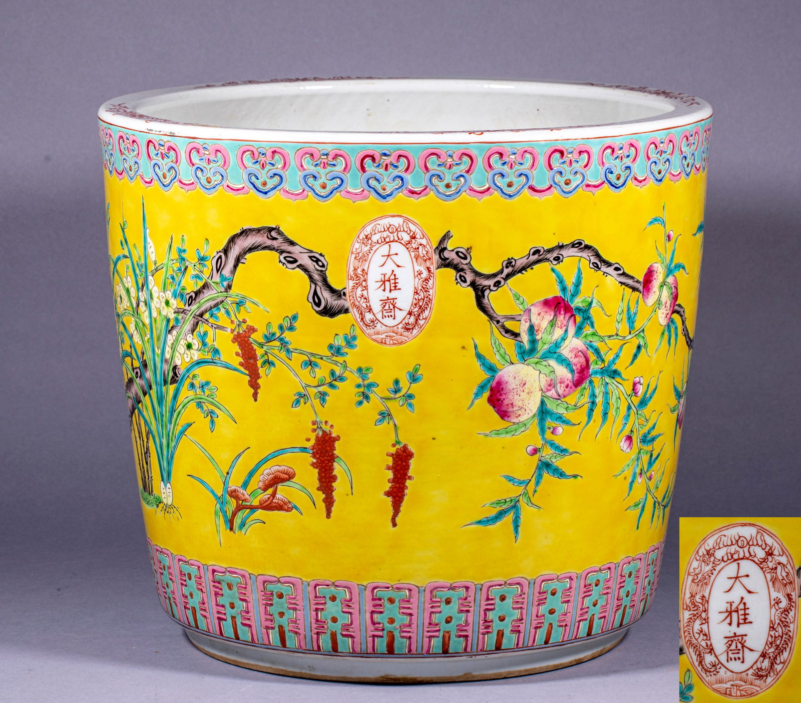 Da ya Zhai shou Tao tu Hua pen: The porcelain vat is bright yellow all over, and auspicious patterns such as Shoutao, bluegrass, Ganoderma lucidum and Ruicao are painted on the outer wall of the vat, with rich colors. The edge of