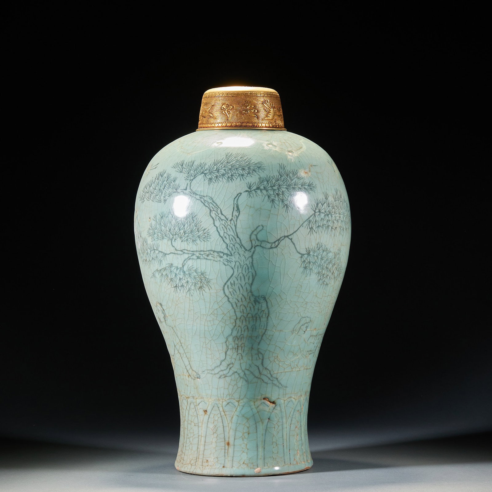 Celadon Panasonic figure plum vase: Apply light blue glaze all over the body, and the glaze is covered with pieces. The vessel is a standard vessel type of plum bottle, with rich shoulders, abdomen and full circle. The bottle is carved