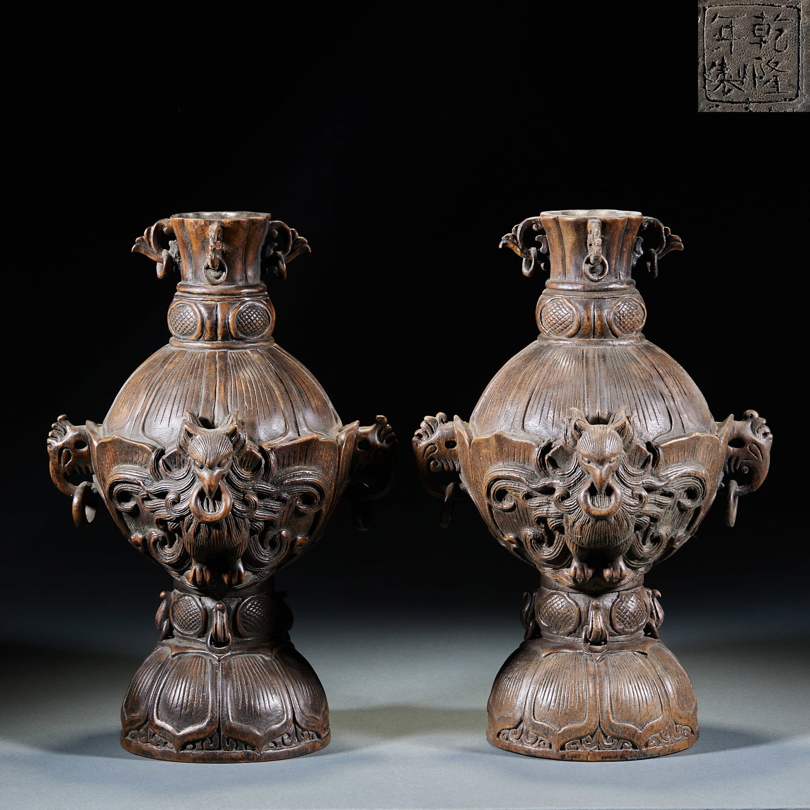Aquilaria ear bottle: Pairs, wooden texture, the bottom tribe's "Qianlong year system". The bottle is a flower mouth, with flower-shaped ears on both sides of the neck and a movable ring. The main body of the bottle has a