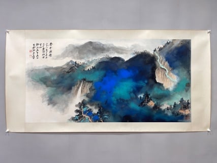 Zhang Daqian splashed colorful landscapes.: Mounting the lens horizontally, and coloring the paper. The picture is a landscape, and a large area of blue, cyan and green colors are used to spread and dye the mountains, and the ink and wash are