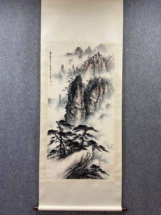 Four-foot landscape in Dong Shouping: Vertical shaft mounting, paper ink. The picture depicts the sea of clouds on the Qifeng Mountain in Huangshan Mountain, where dangerous peaks stand tall, the outline lines of rocks are tough, and the