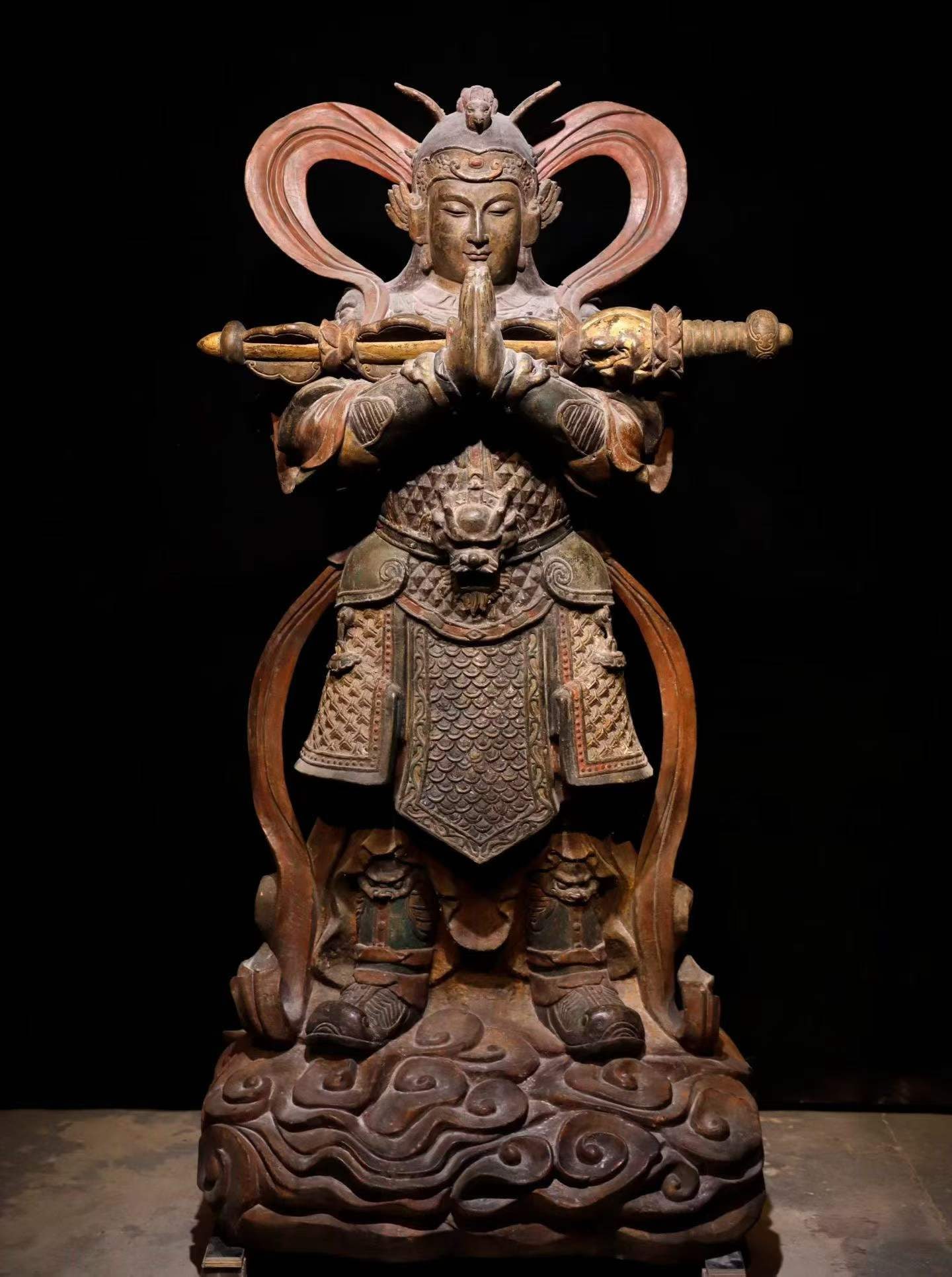 Wei Tuo Bodhisattva painted with bluestone: Statues made of wood are painted and painted with gold. Bodhisattva Wei Tuo wears a full set of armor, which depicts scales and grid patterns. Put your hands together on your chest and hold the King