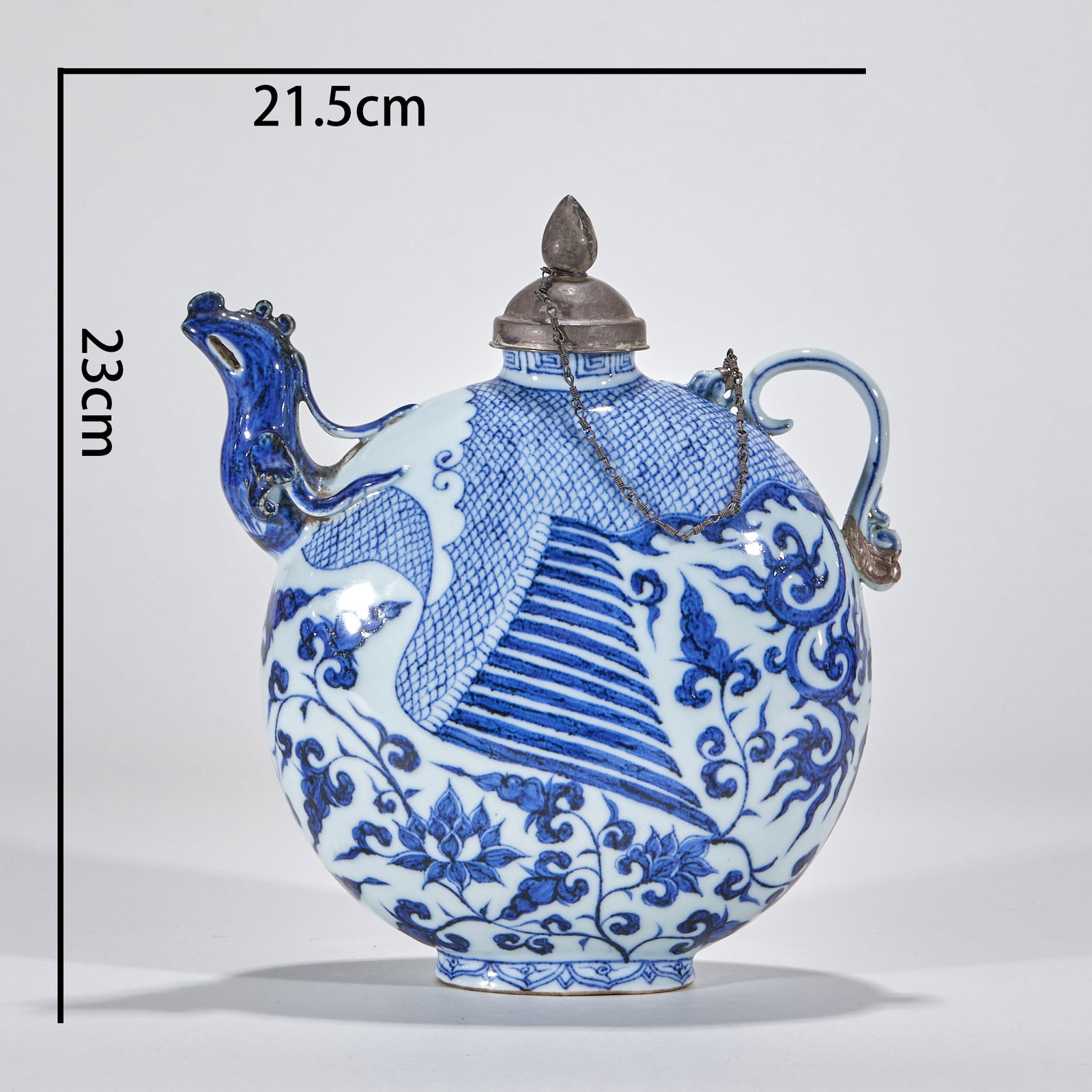 Blue and white phoenix head pot: The pot is 23cm high and 21.5cm wide. The pot body is oblate, the spout is shaped like a phoenix head, and the handle is curled. The whole body is decorated with blue and white, the body is painted