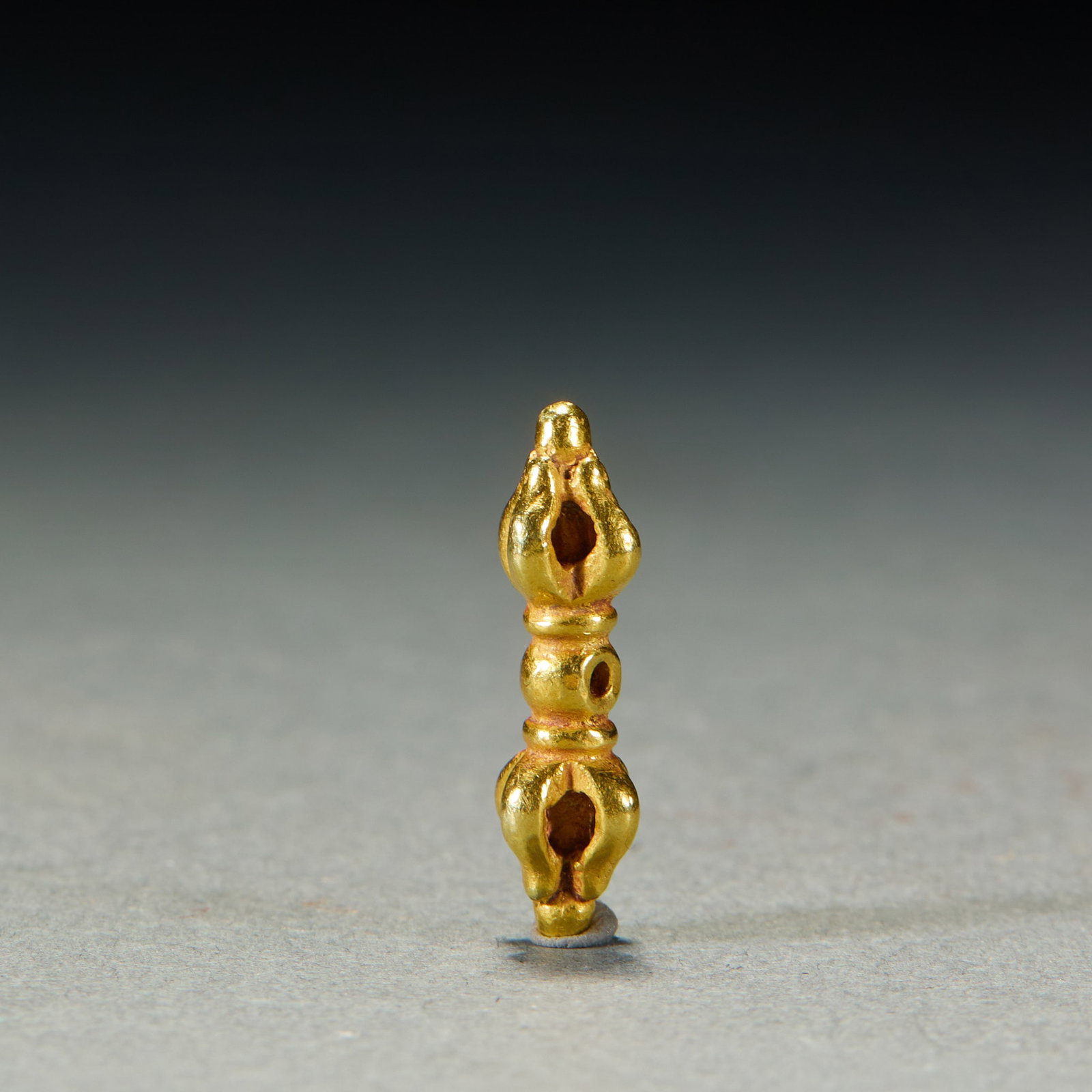 Pure gold diamond pestle: Gold texture, small diamond shape. The upper and lower ends are pestle heads, with a waist-binding pestle body in the middle. The body is perforated and cast as a whole, with a warm gold color. It is