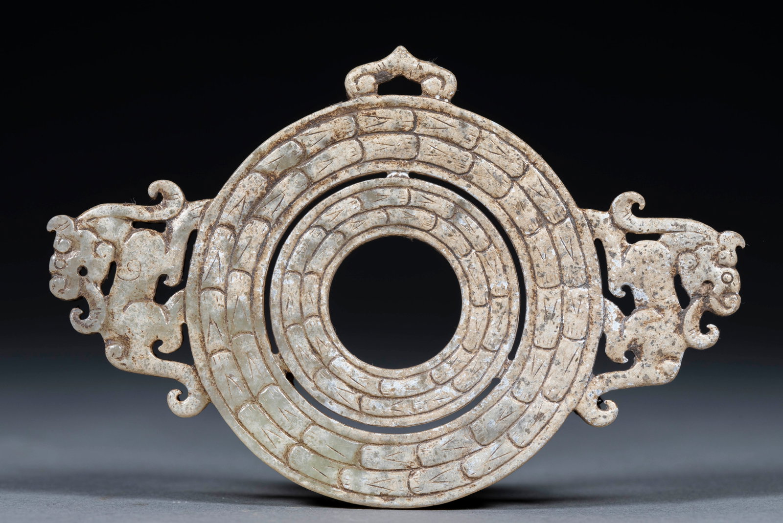 To kill a tiger and jade: Jade, the whole is annular, and it is a triple-ring concentric wall structure. The surface of the body is carved with bamboo knots, and the outline decoration is distributed from top to bottom. The