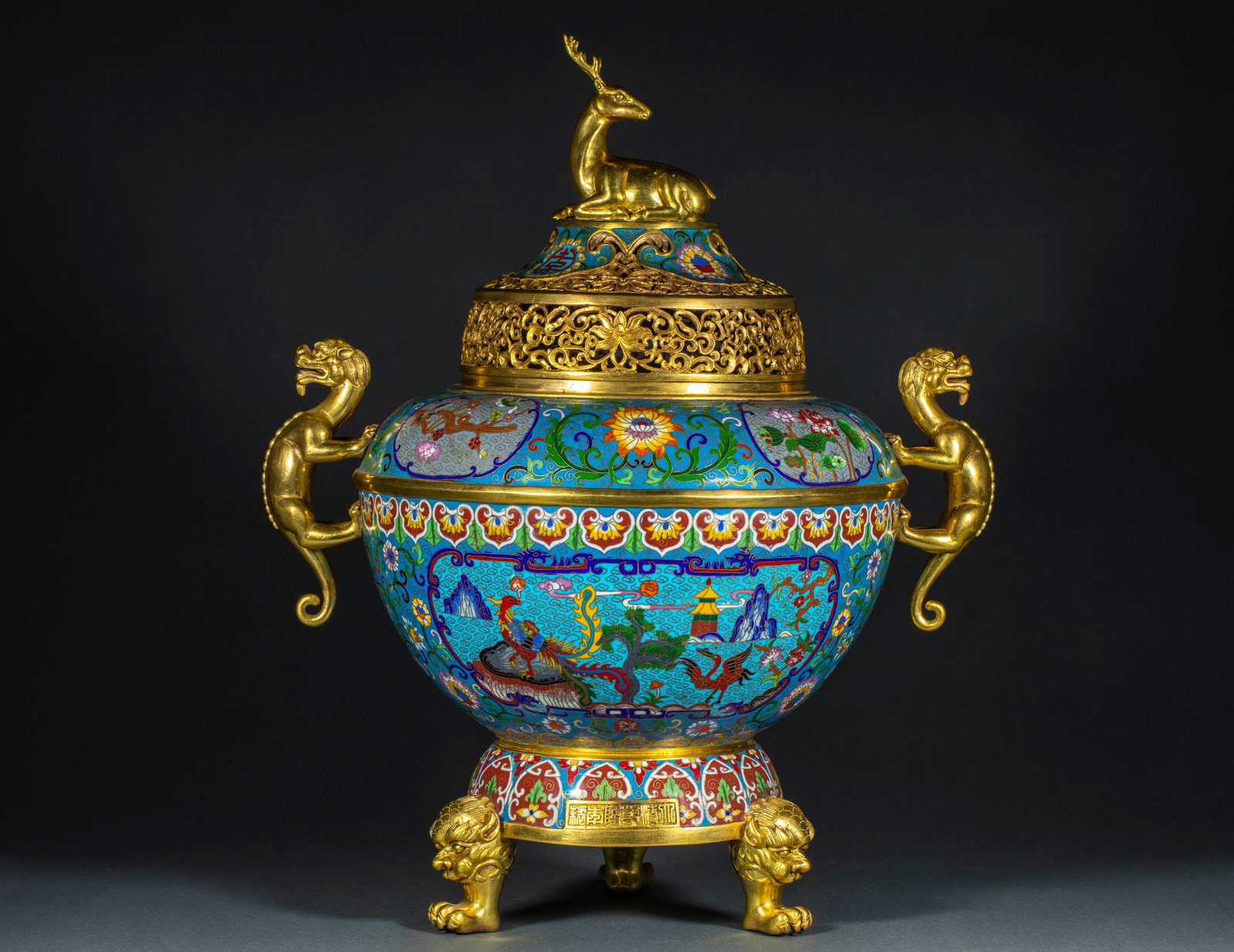 Ganlong annual Cloisonneenamel animal foot dragon ear aromatherapy stove: Copper gilding is combined with cloisonne enamel. The top of the furnace cover is provided with a gold-plated deer button, and the cover surface is hollowed out with flowers wrapped in branches. On