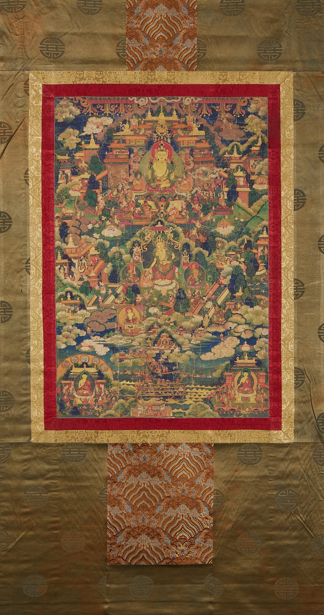 Tara thangka: Thangka's main painter lives in the center of the upper part of the picture, surrounded by multiple layers of Buddha statues, bodhisattvas, pavilions and auspicious clouds. The layout of the picture i