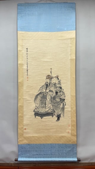 Ren Xun Wenchang Emperor Statue Paper Vertical Axis: The vertical shaft is completely mounted and the paper is colored. The picture shows the Lord God sitting on the pier with several attendants beside him. On the left side of the screen, the inscriptio