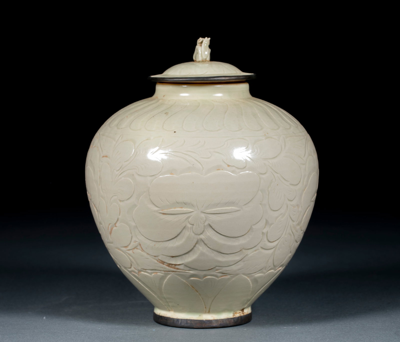 Ding kiln carved flower pattern jar - 4