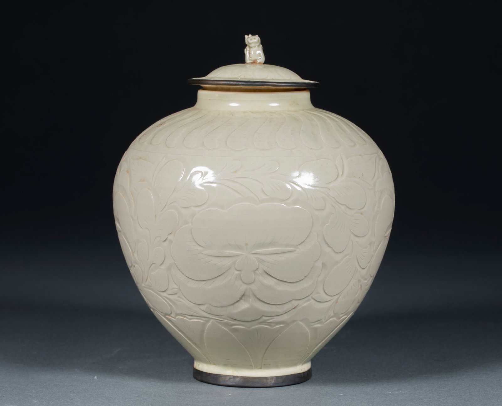 Ding kiln carved flower pattern jar - 8