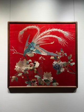 Embroidery in the late Qing Dynasty and the Republic of China has Feng Laiyi.: With a big red satin as the bottom, it is framed with wood. Embroidered phoenix perches on the branches, and its feathers are rich in color, and its tail feathers are slender and elegant. Surrounded