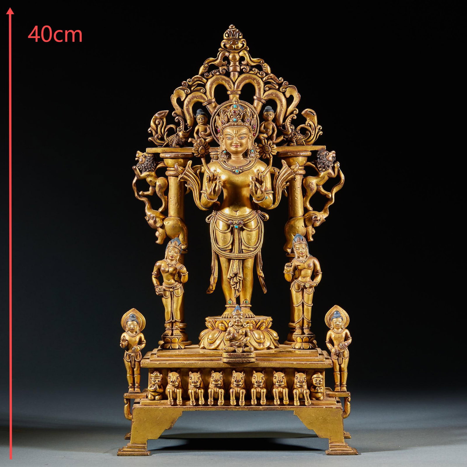 Copper-gilded Guanyin: The statue is standing Tara, standing on the lotus platform, wearing a crown, wreaths and armbands, and a hand seal. Behind him is a hollow and complicated flame backlight, with double columns and