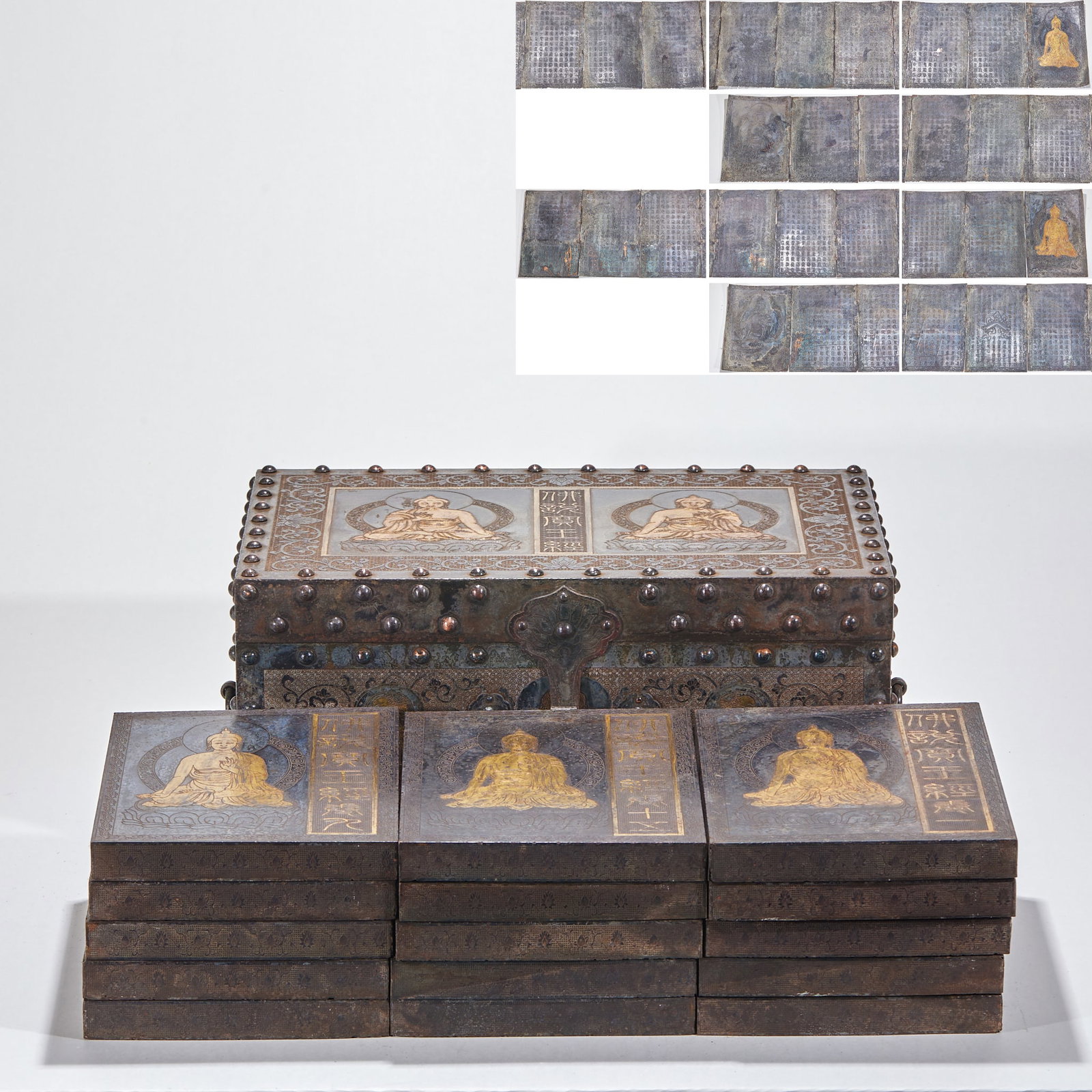 The Buddha said that the King's Classic of Treasure was fifteen volumes.: The whole set includes the bronze gilt sutra box and fifteen volumes of bronze gilt sutra. The warp box is made of copper tires, and the edges of the box are covered with metal rivets. The surface of