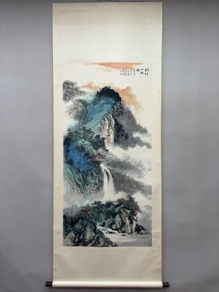 He Haixia Jinxiu Valley Map: Original vertical axis, colored landscape painting. The picture is painted with mountains and mountains, waterfalls flying in the mountains, and clouds winding around the mountains. Close-up pictures