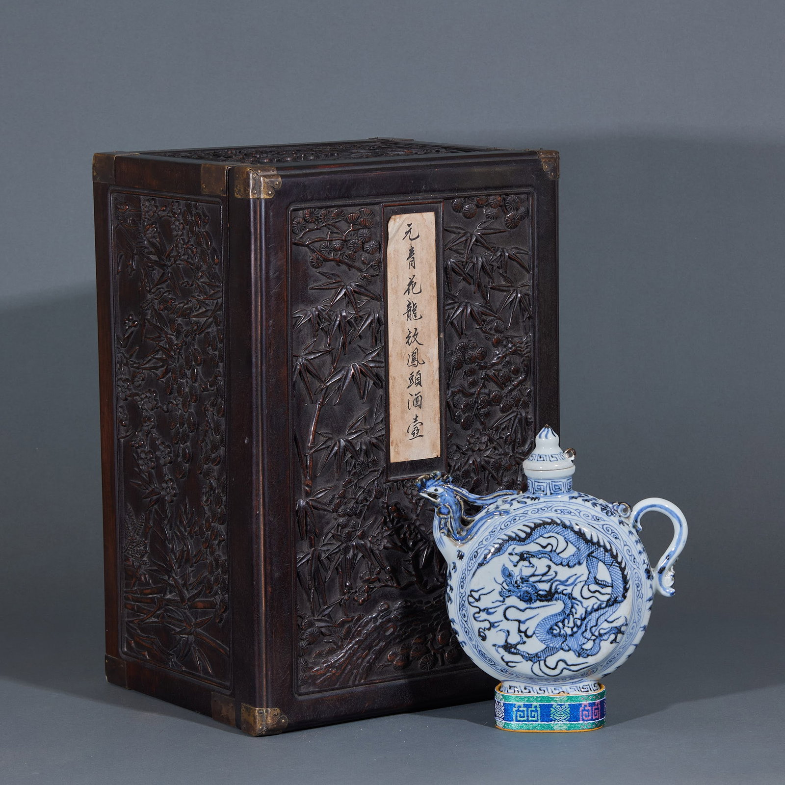 Yuan Qing Hua Long Wen Feng Shou hip flask: The flat pot is a blue-and-white porcelain ware. The pot flow is shaped like a phoenix head, and the pot body is flat and round, with blue-and-white dragon patterns painted on both sides. The pot has