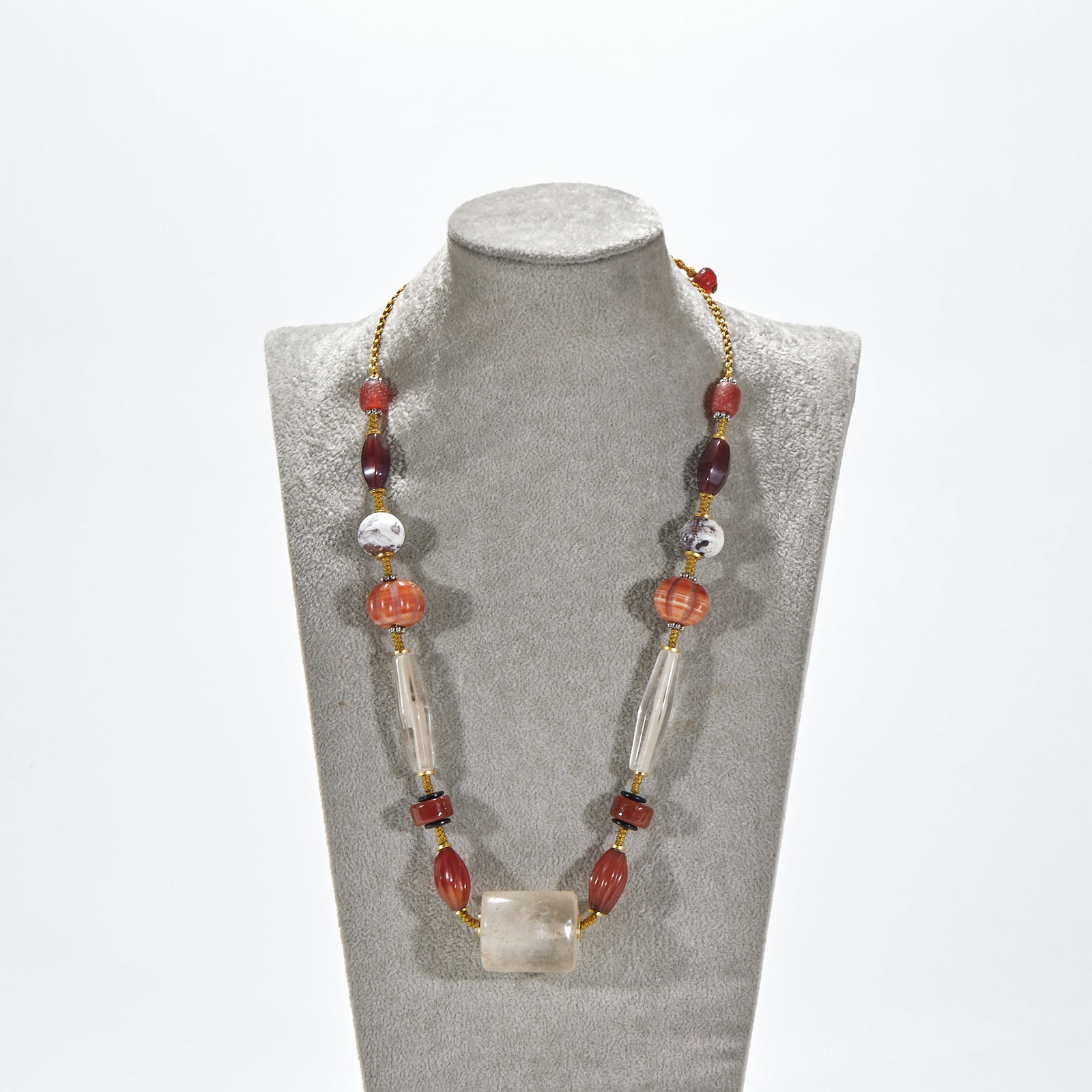 Agate with Crystal Roller Pendant: The metal chain body is connected with multiple groups of bead ornaments in series, with a square crystal main bead in the center, red agate melon edge beads, red agate olive beads, white spot beads,
