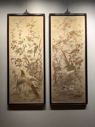 In the late Qing Dynasty and the Republic of China, the embroidered birds were on the screen: Set of two, framed in mahogany. The local silk is embroidered. The main body of the left screen is golden pheasant, with all kinds of flowers, bamboo branches, birds and butterflies; The main body of