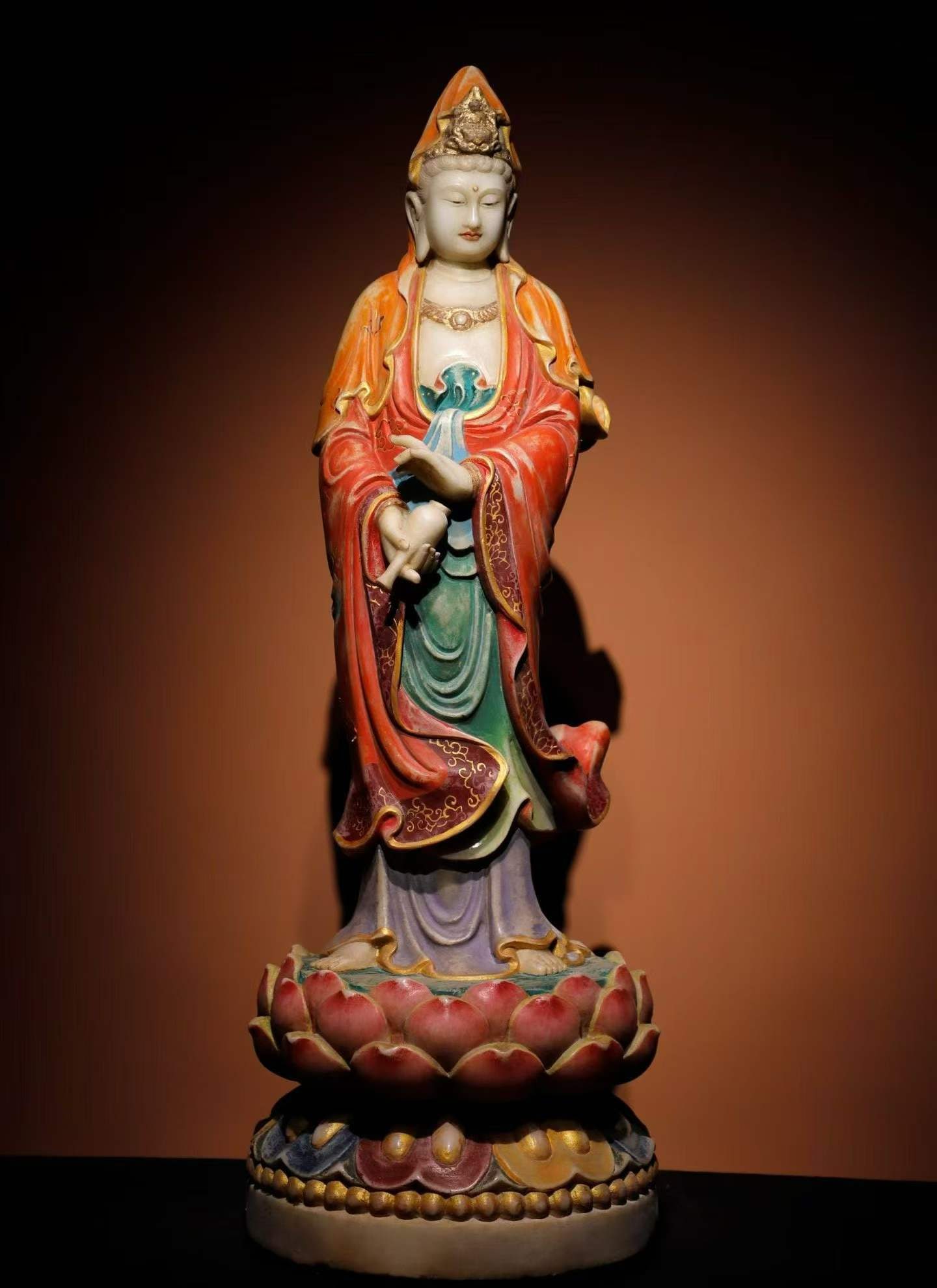 White marble painted Guanyin Bodhisattva: White marble is used as the tire, and the whole body is painted with gold. Guanyin wears a crown on her head, with a round face and wreaths on her chest. The outer robe is painted with vermilion and