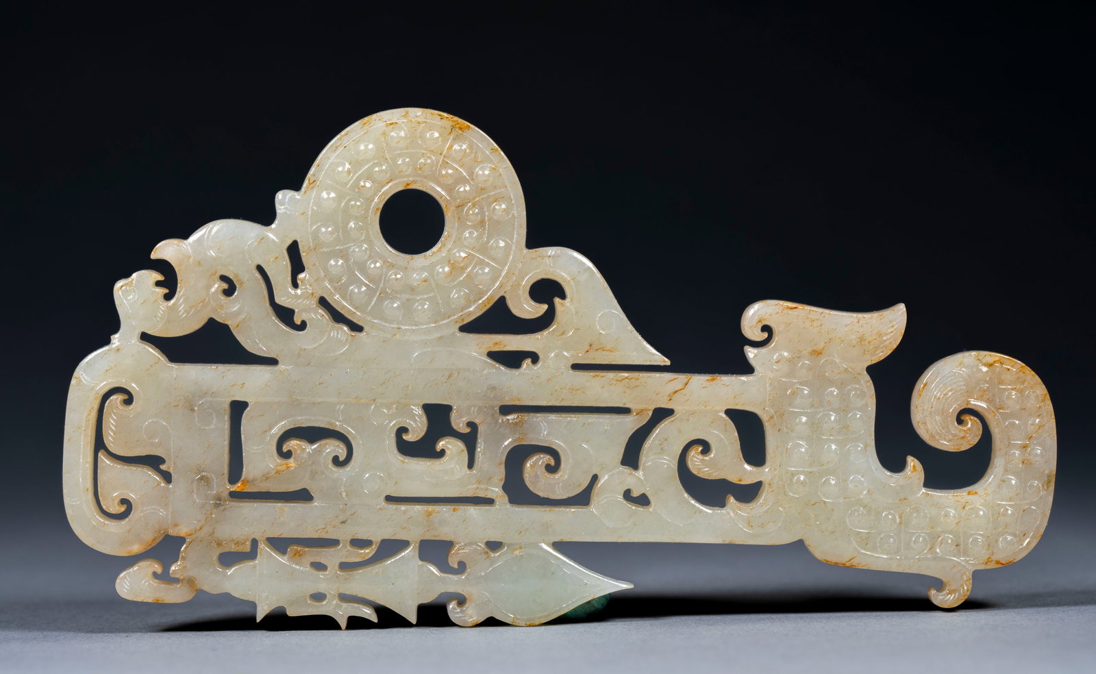 Hollow moire Phoenix Yu Pei: White jade texture, the body with yellow-brown silk. Overall strip, carved with grain nail pattern jade wall above the main body, carved with dragon beside the wall. A hollow frame is made in the