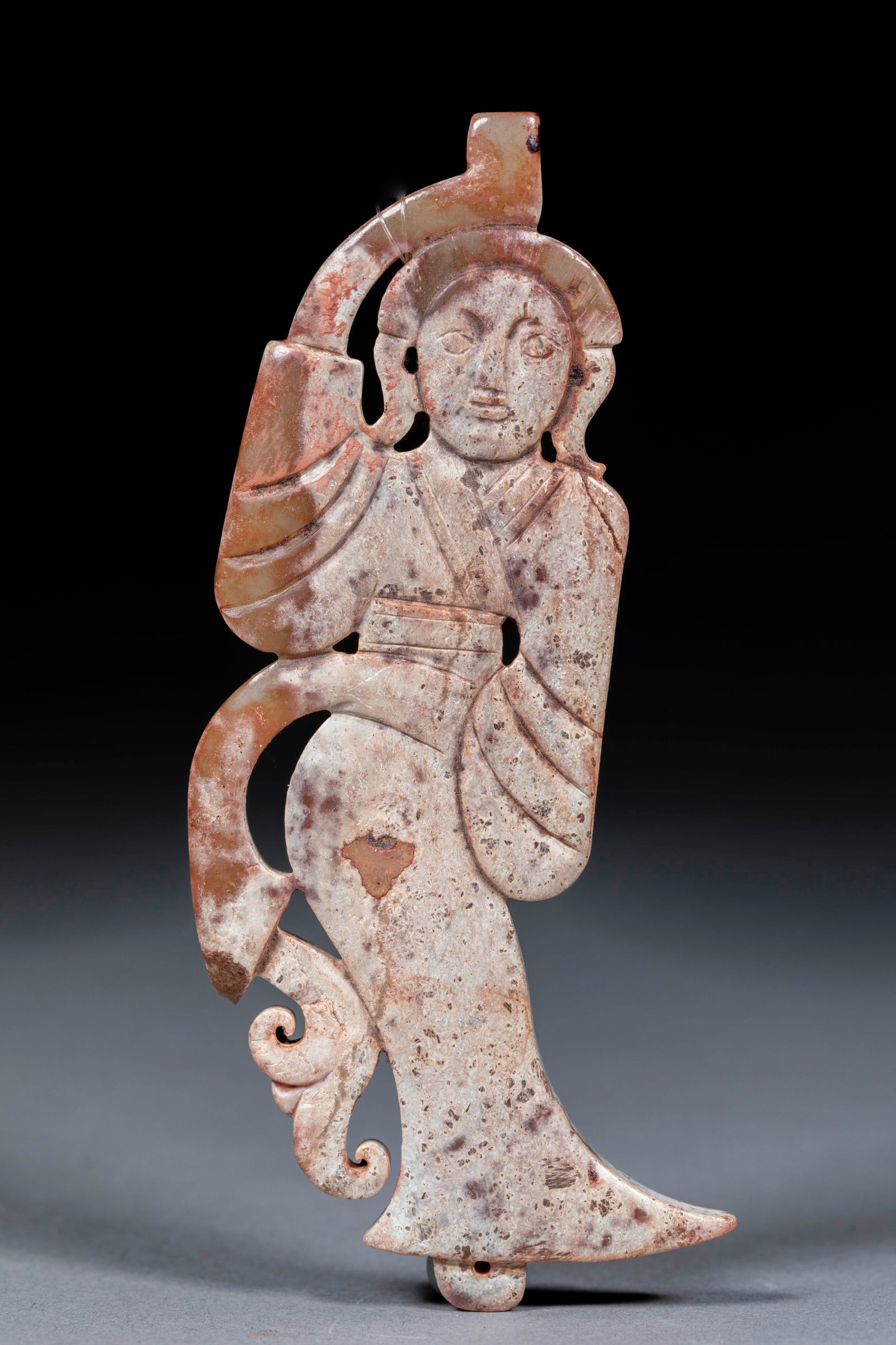 Dancing girl figurine Yu Pei: Hollow-out carving+yinxian carving, a typical "upturned sleeves and bent waist" dance, long sleeves flying, curved Hanfu, perforated up and down, is a component of the group. Jade dancer is a