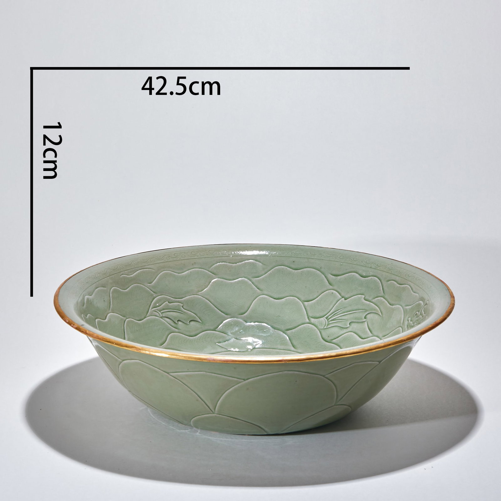 Yue Yao Bao Jin Yu Hua long Jing shou pen: The lotus pond lotus pattern is carved inside and outside, with a large bowl/folded along the big plate, and the glaze color is moist and thick, which belongs to ancient furnishings and practical