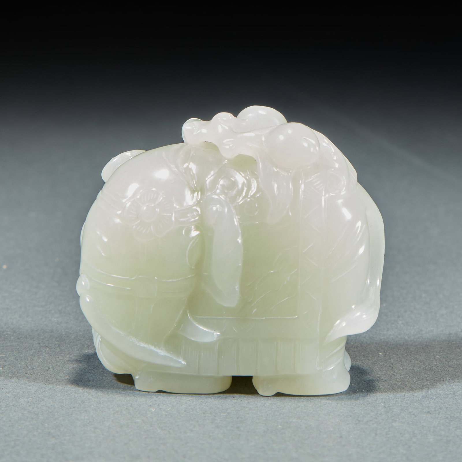 In Qing Dynasty, Hetian white jade was "peaceful and has an image": Like a peach carrying a birthday, it symbolizes peace in the world, good luck and longevity, round carving of three-dimensional ornaments, round carving, and jade in Qing dynasty style.5cm high, 5cm