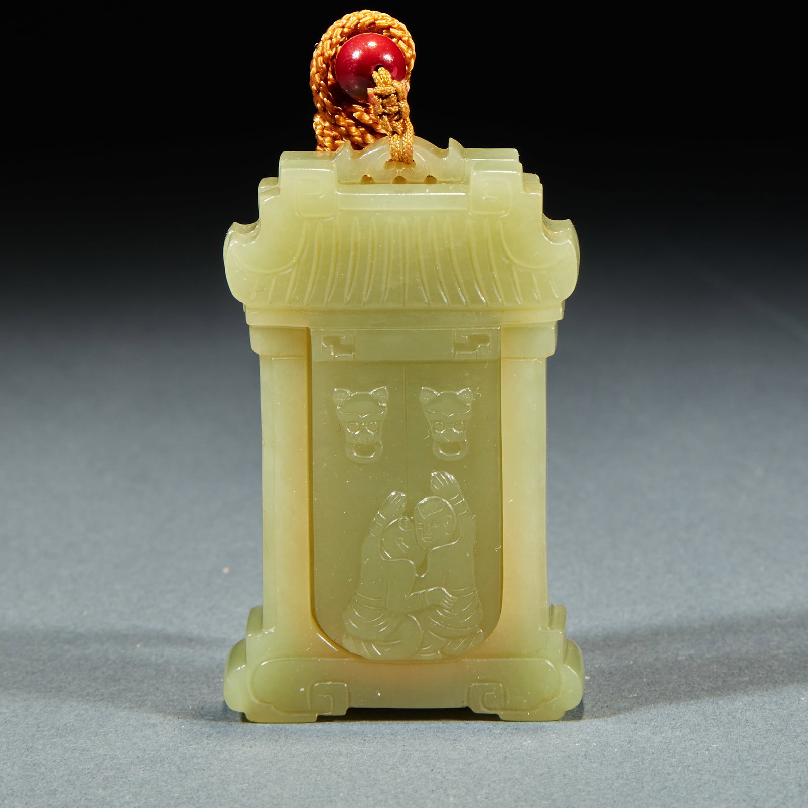 In Qing Dynasty, Hotan Topaz's "Spring Palace Portrait": The gatehouse-style Yu Pei, with carved two boys playing on the card face, the door covered with the animal's head ring, perforated at the top with a red ball knot, and jade ornaments in the Qing Dyna