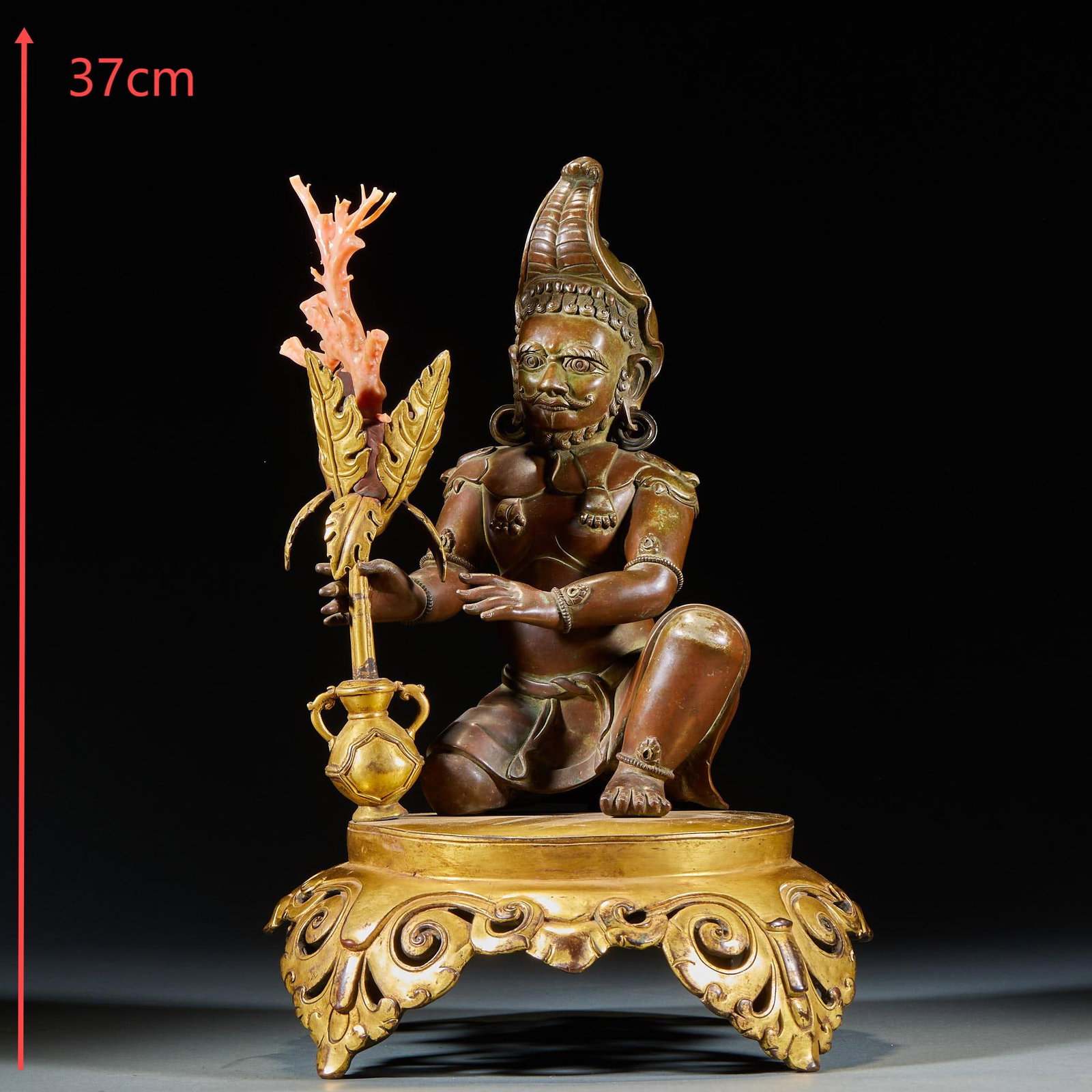 Alloy copper sea god of wealth: Bronze statues, partial gilding, kneeling posture protection, base and flower stems partial gilding, coral inlay, Tibetan Buddhist statues.The height is 37cm and the bottom diameter is 22cm.