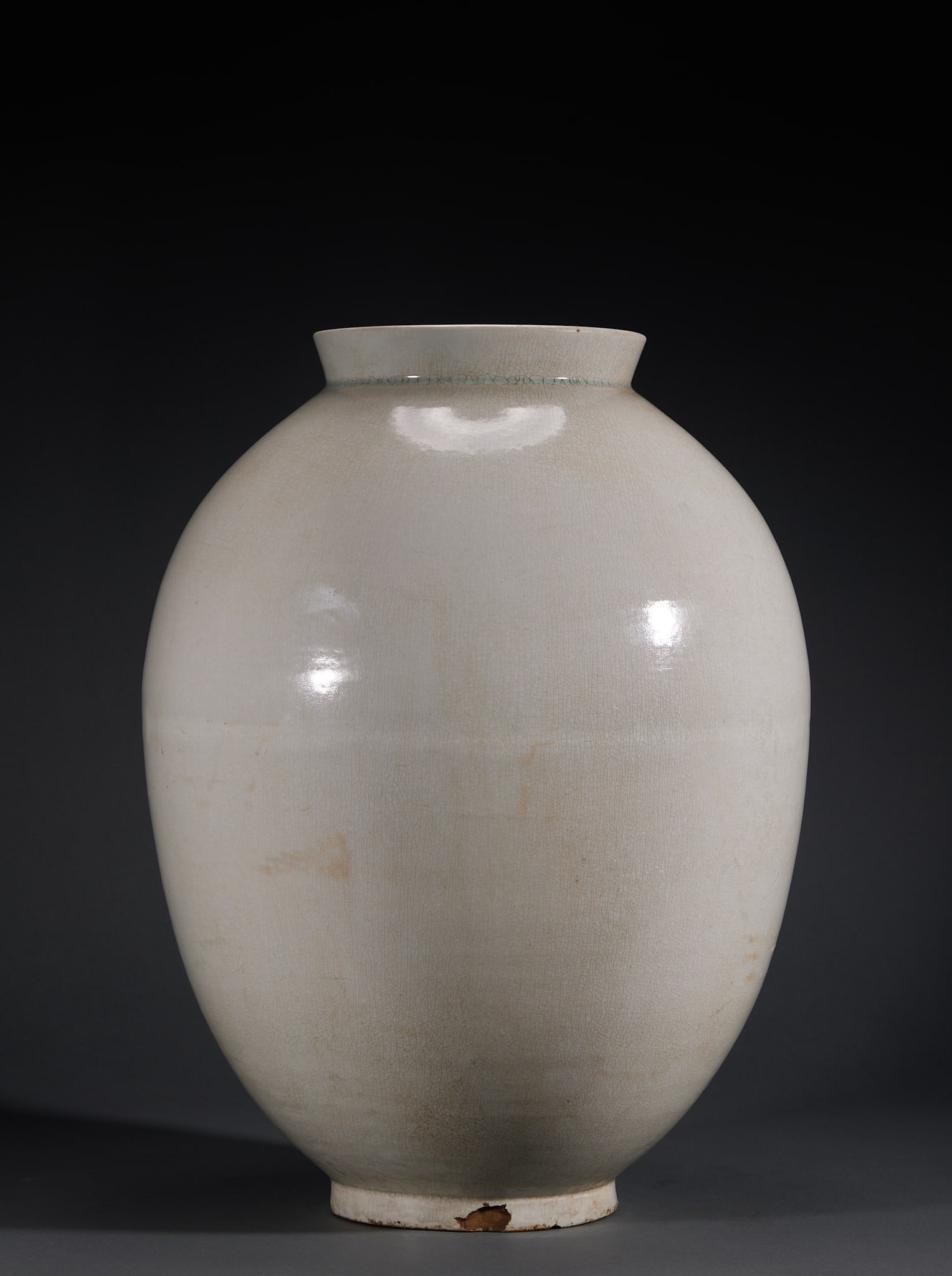 Korean dynasty white porcelain moon pot: The vessel is a full oval jar with a straight mouth, a short neck and a full circle. White glaze is applied to the whole body, and the glaze is covered with pieces. The neck is decorated with a