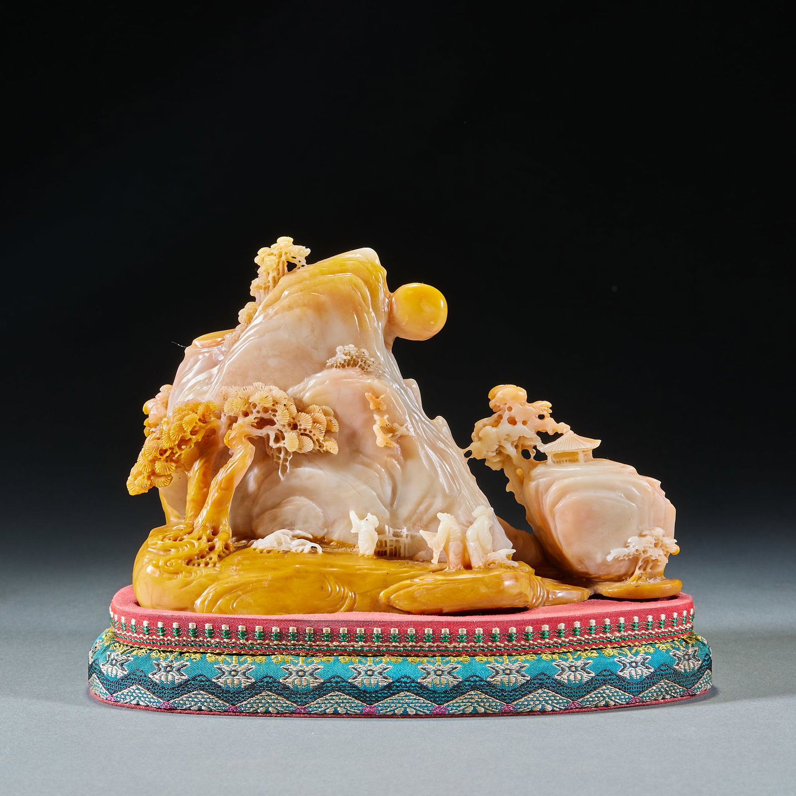 Tian Huangshi Panasonic figure ornaments: Shoushan stone texture, with the shape of round carving mountains and rivers. Rocks are strewn at random, pine trees, pavilions and full moons are carved, and digital figures are carved in the